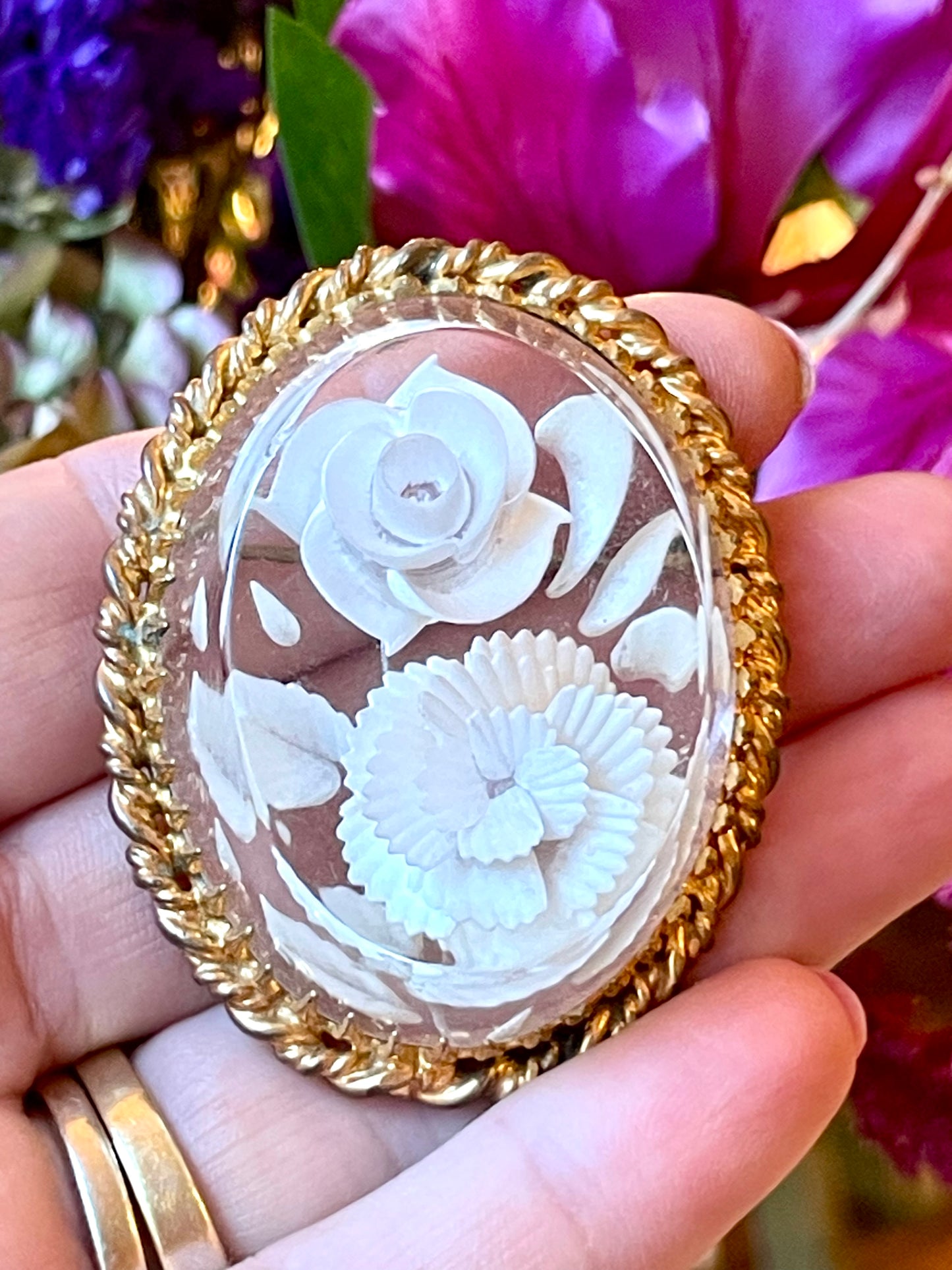 Stupenda spilla in lucite intarsiata con motivi floreali, anni ‘30/40