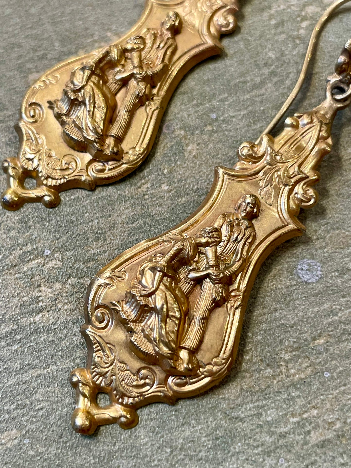 Orecchini in lamina d’oro con scena galante, epoca vittoriana