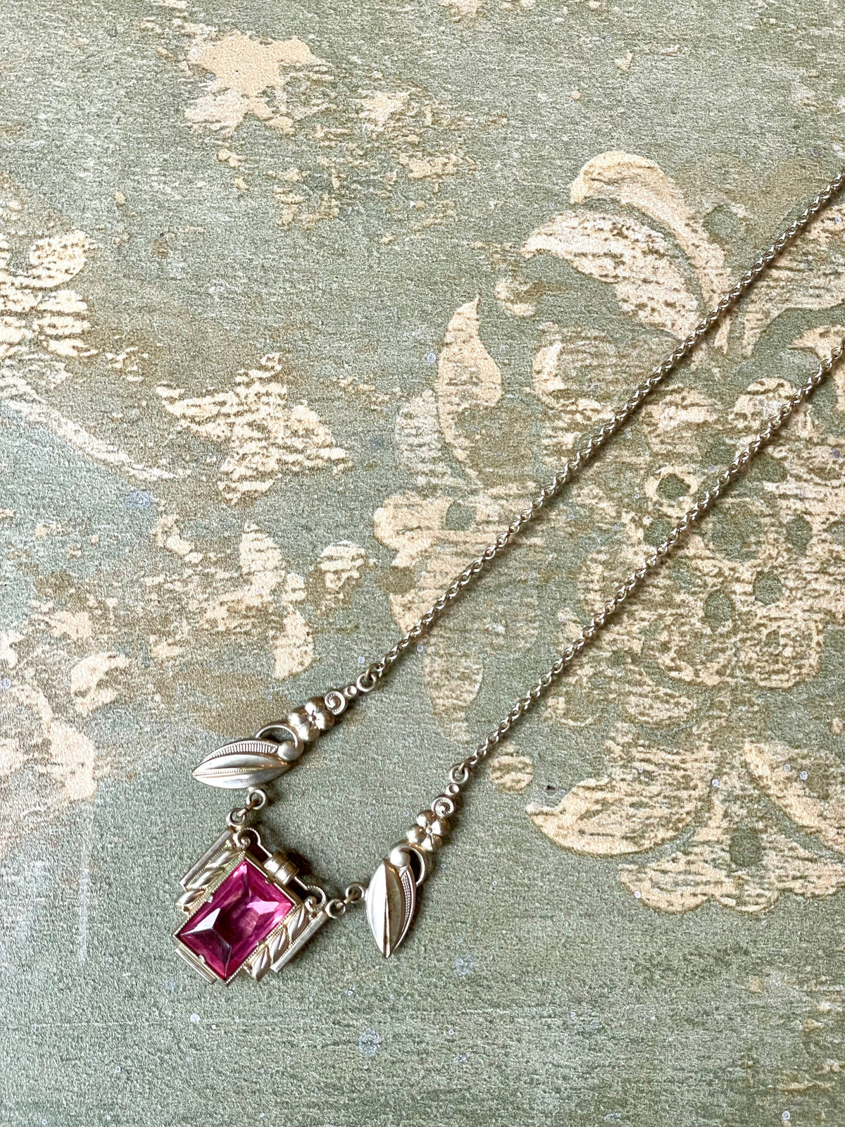 Romantico girocollo Art Deco con cristallo rosa di Francia