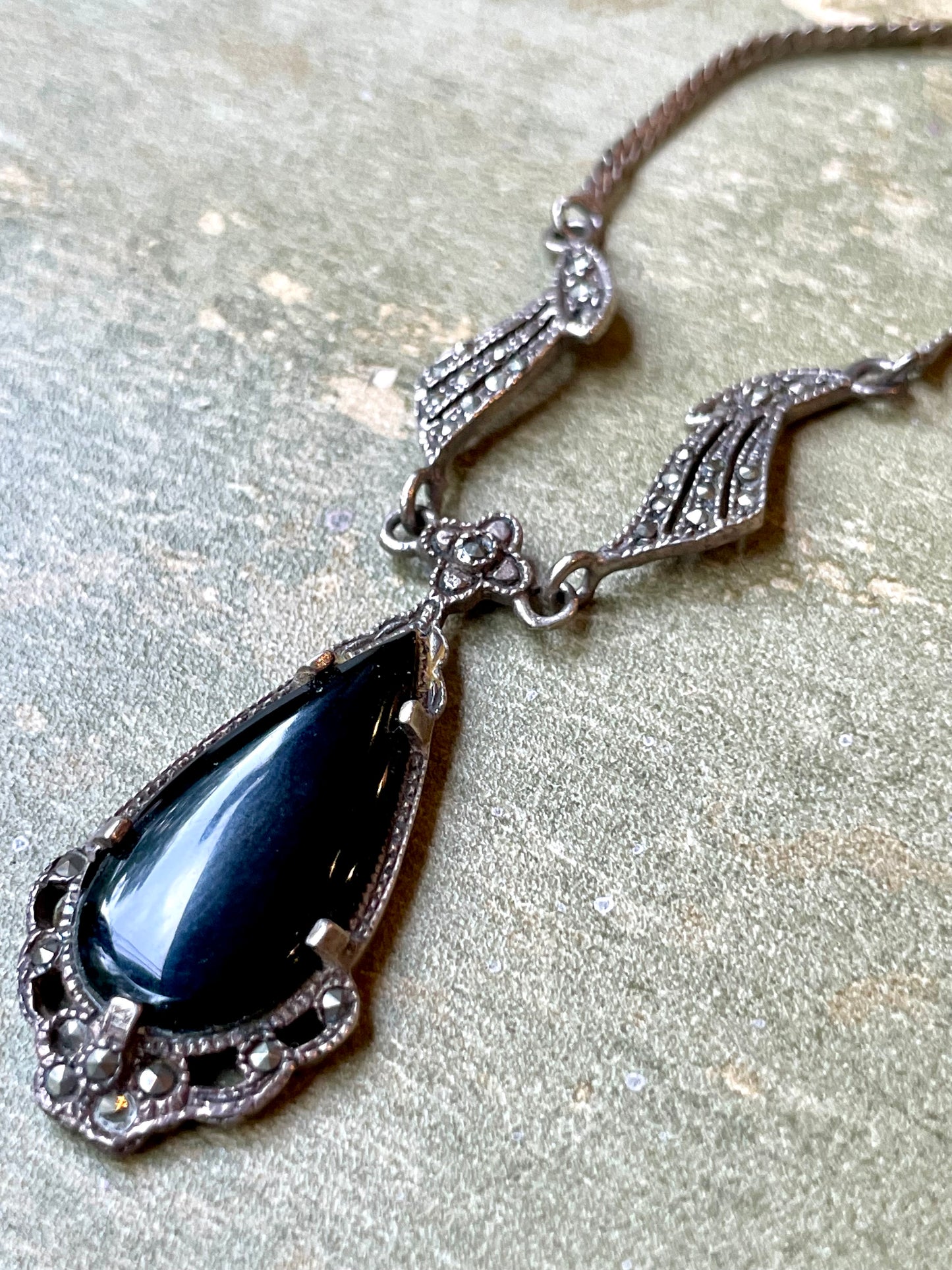 Collana Lavalier con pendente a goccia in argento e onice, anni ‘40/50