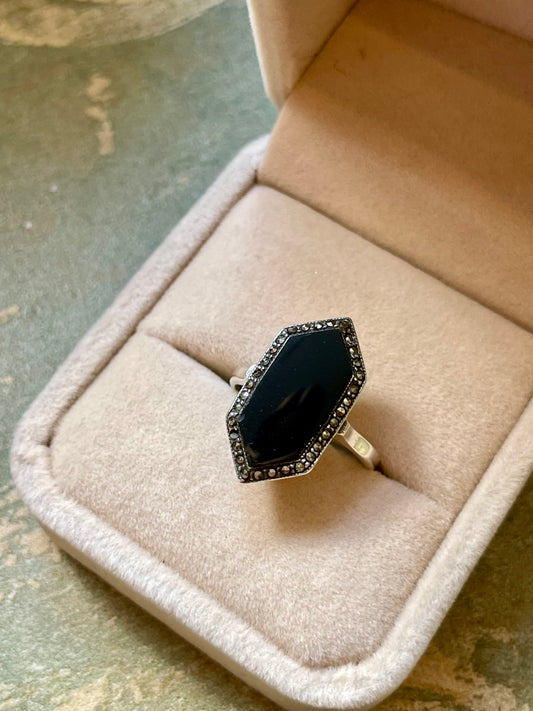 Elegante anello in argento, onice e marcassite, 1930/40