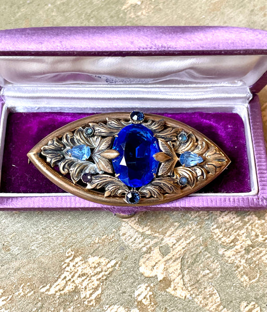 Incantevole spilla cesellata con cristalli blu cobalto, anni ‘50