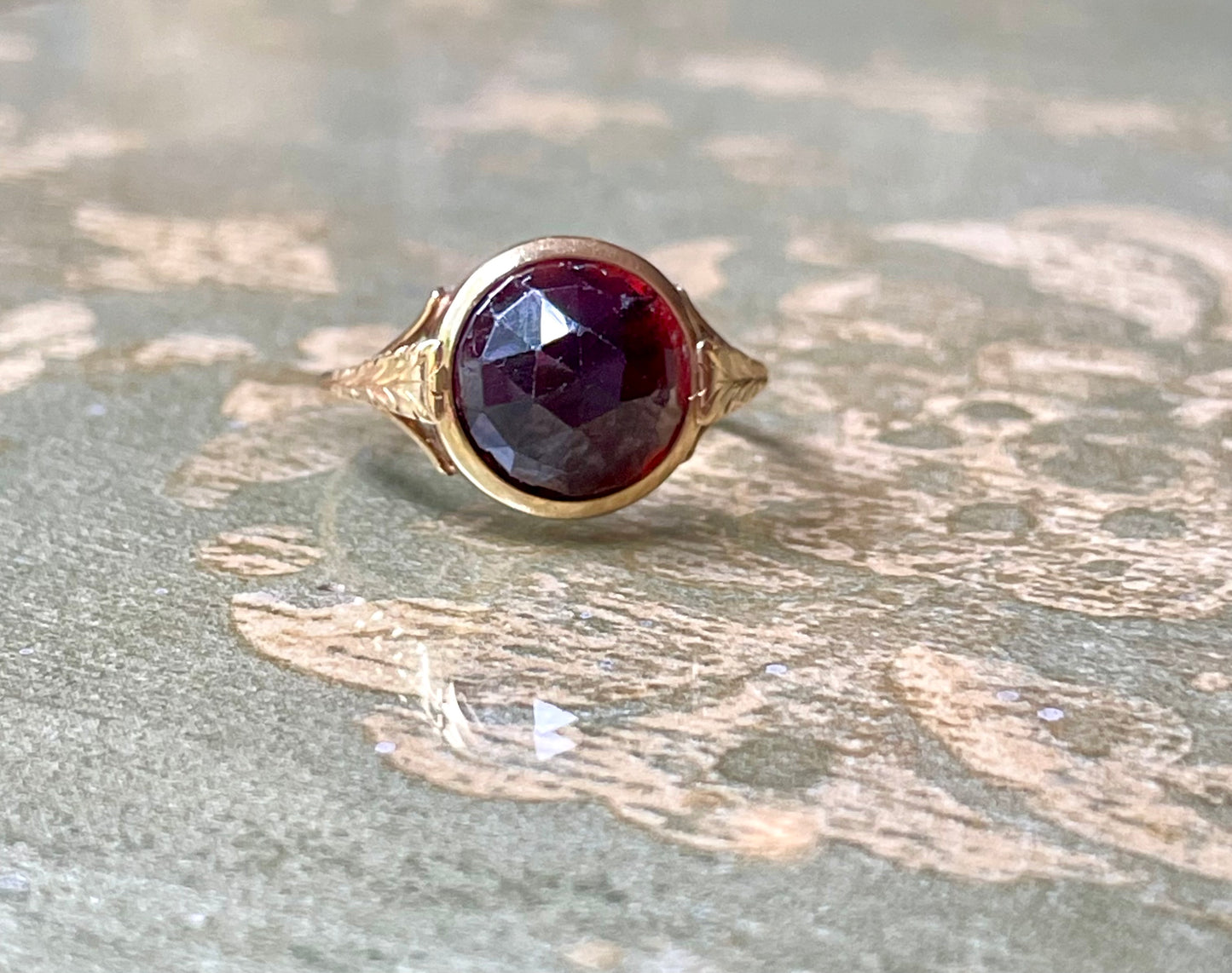 Squisito anello in oro giallo e granato boho, epoca vittoriana