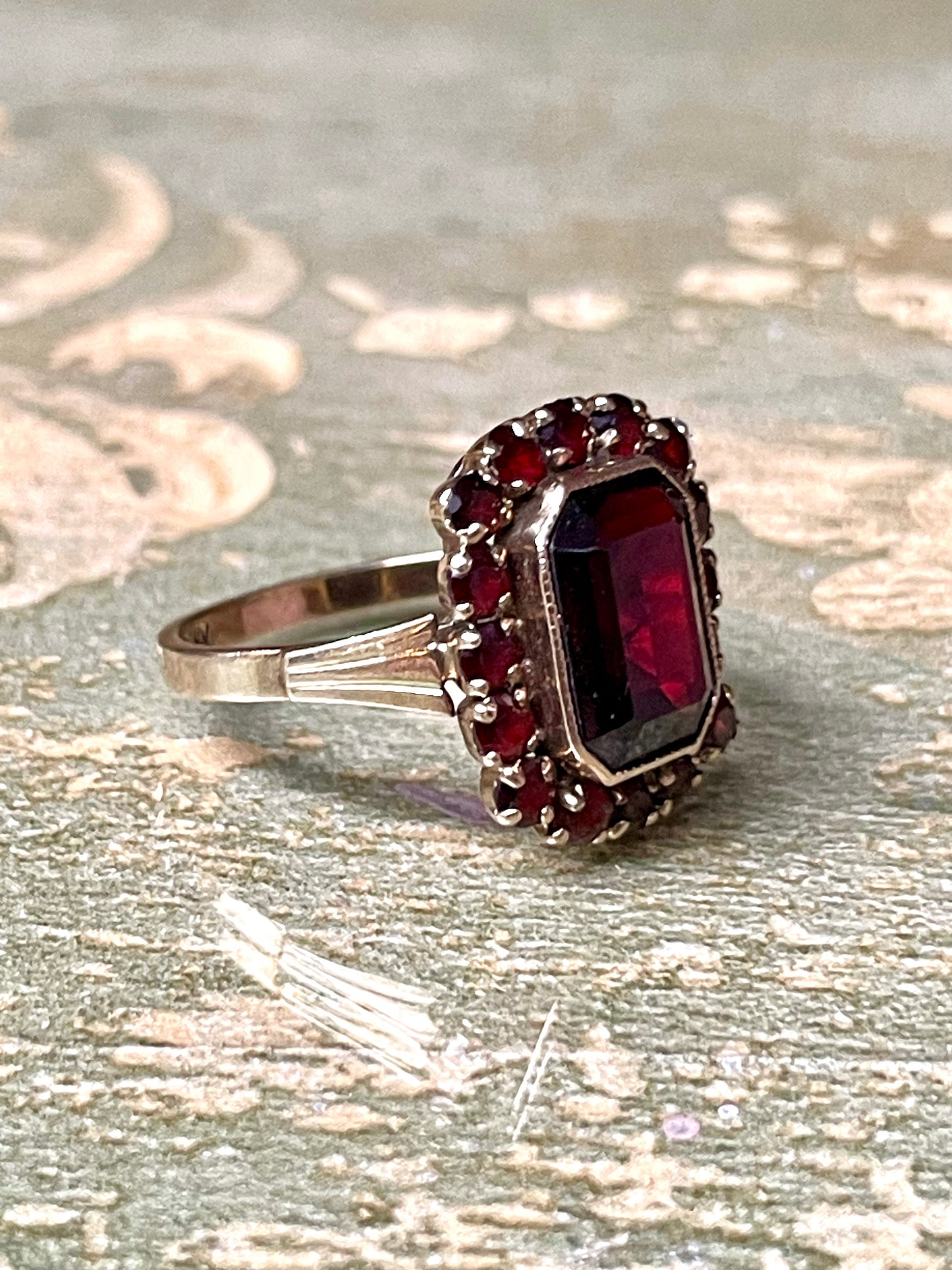 Anello Regina Anna con granati boho, 1930/40