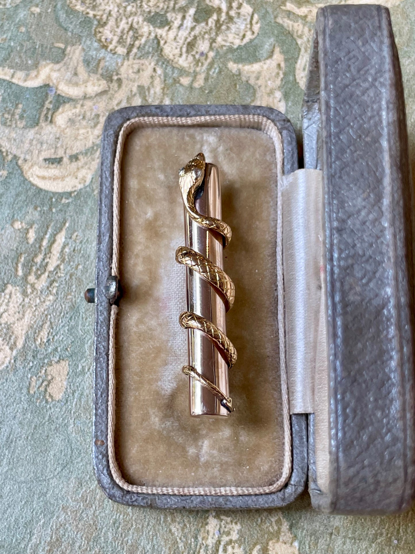 Spilla vittoriana con serpente in argento e oro