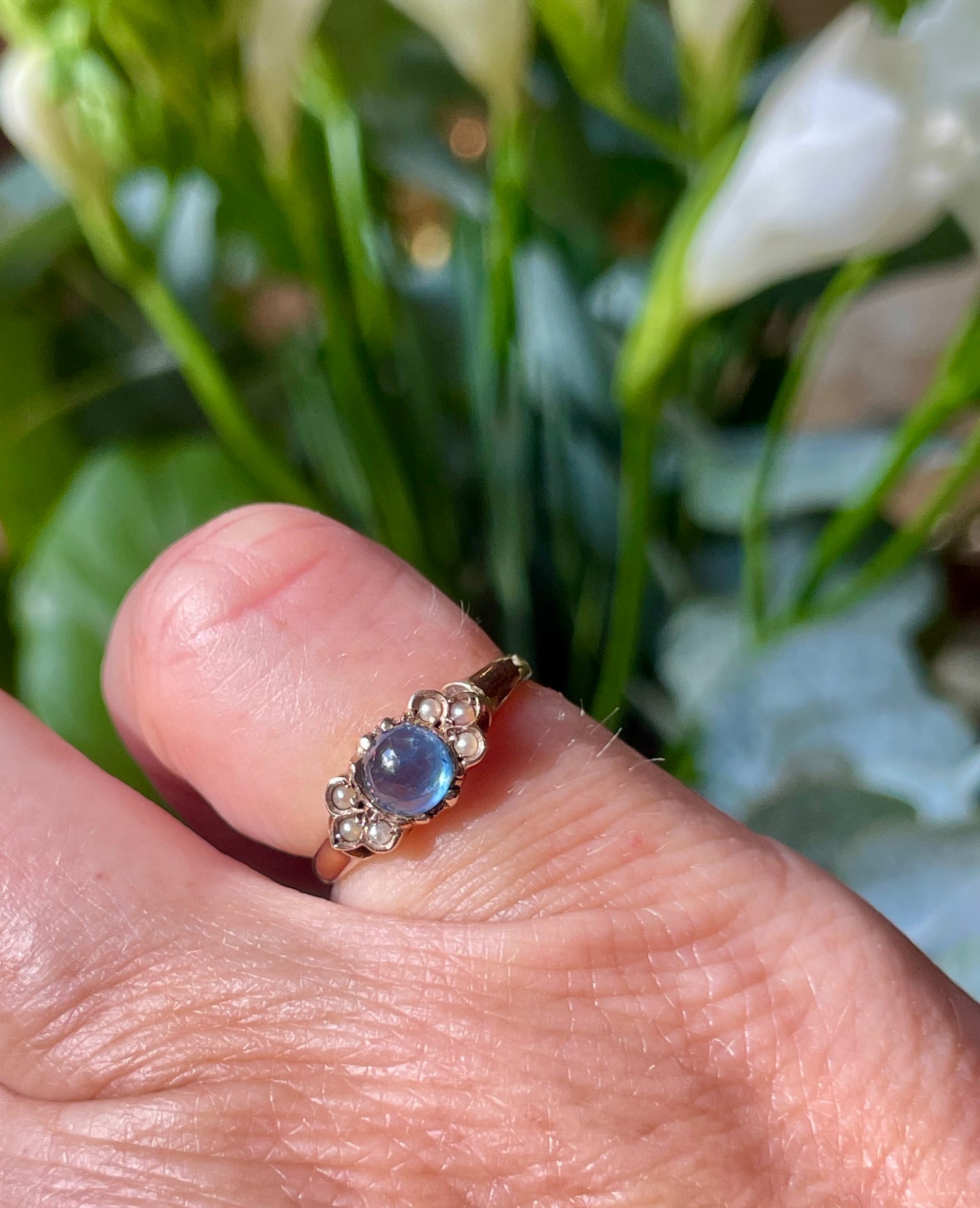 Squisito anello in oro giallo con zaffiro naturale, epoca vittoriana