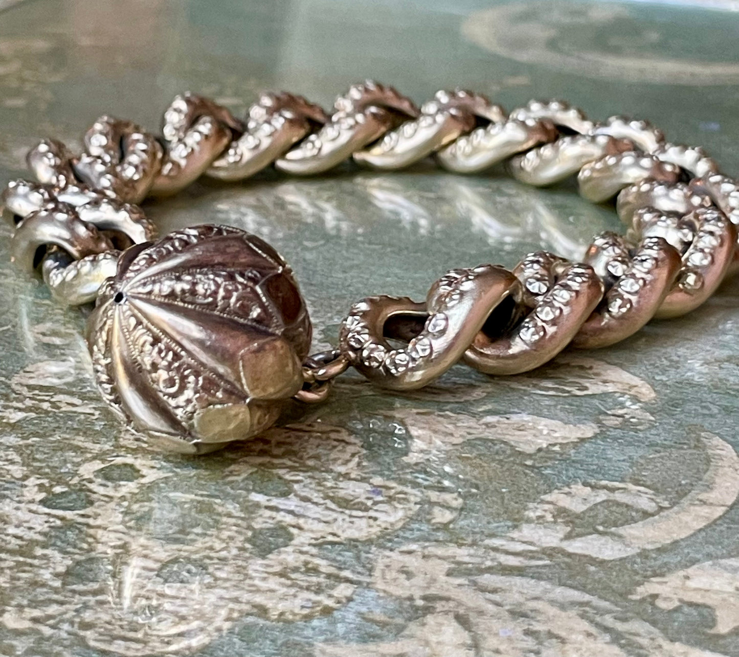 Eccezionale bracciale gourmette con charms, anni ‘40/50