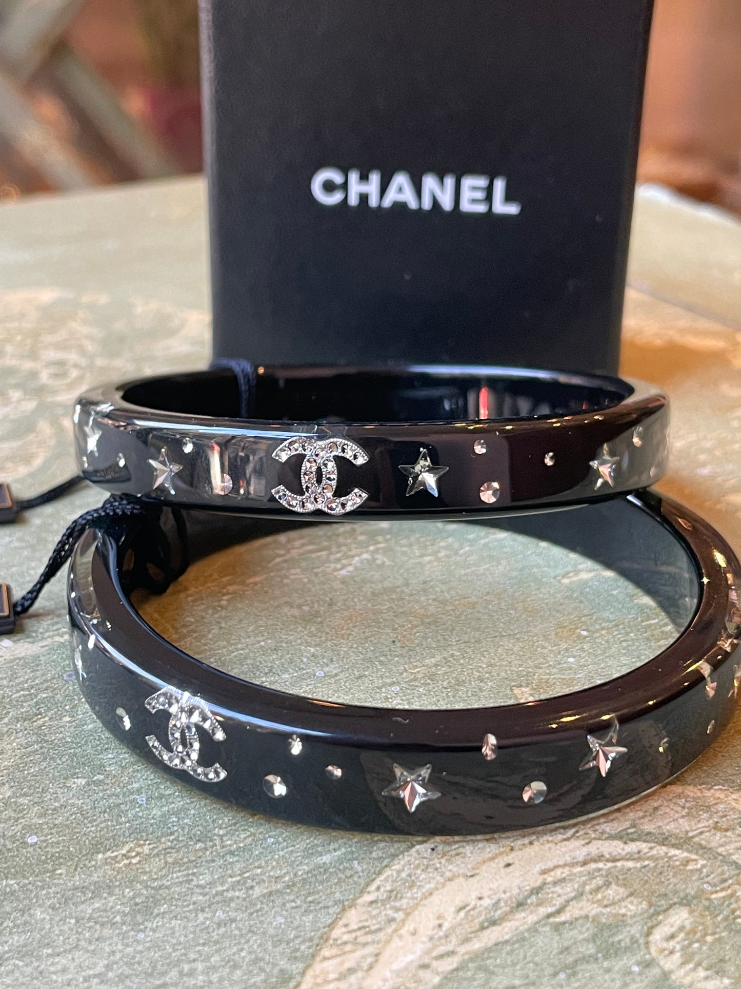 Coppia di manchettes in resina e cristalli, Chanel