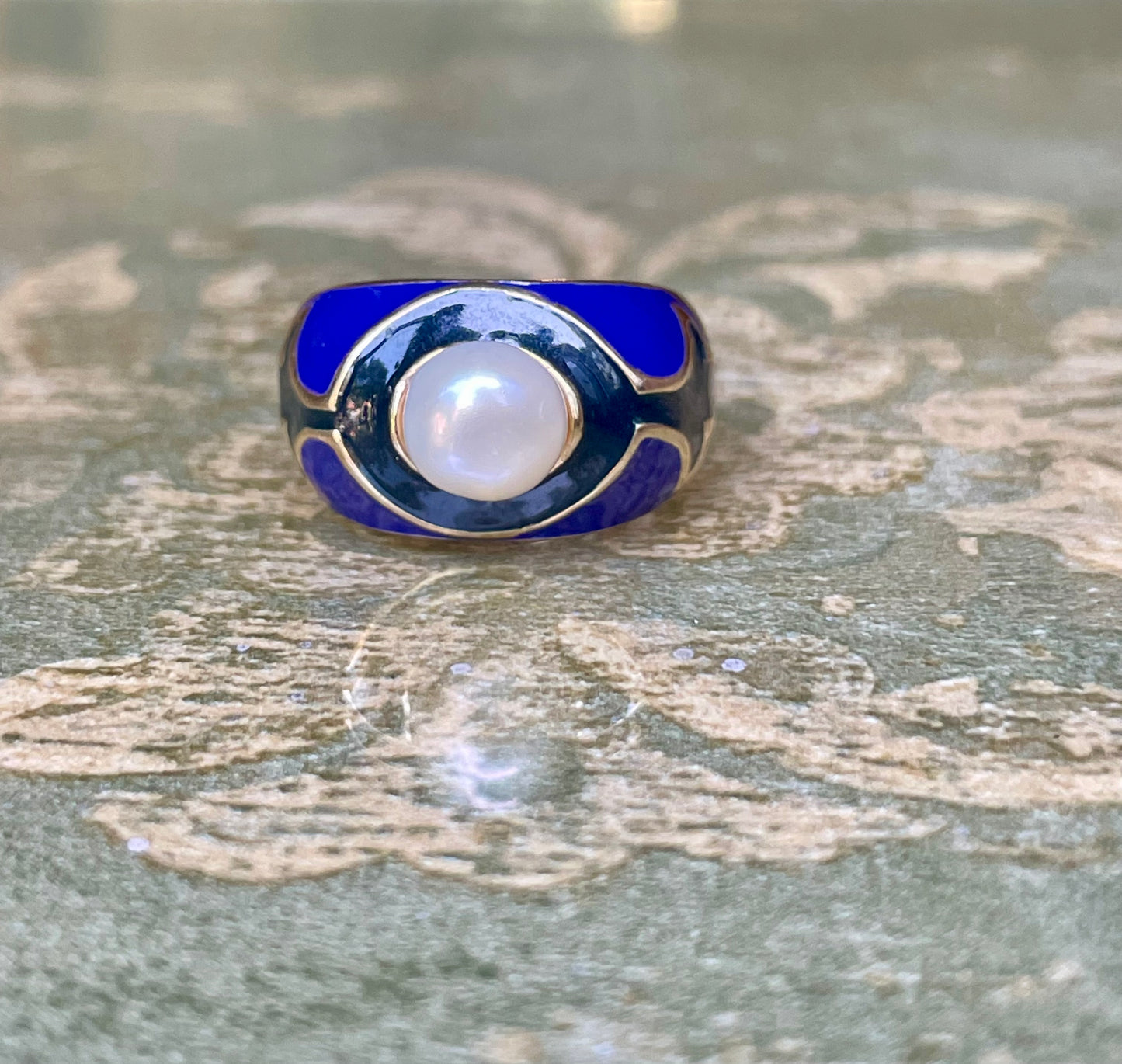 Anello in smalto e perla bianca, anni ‘80