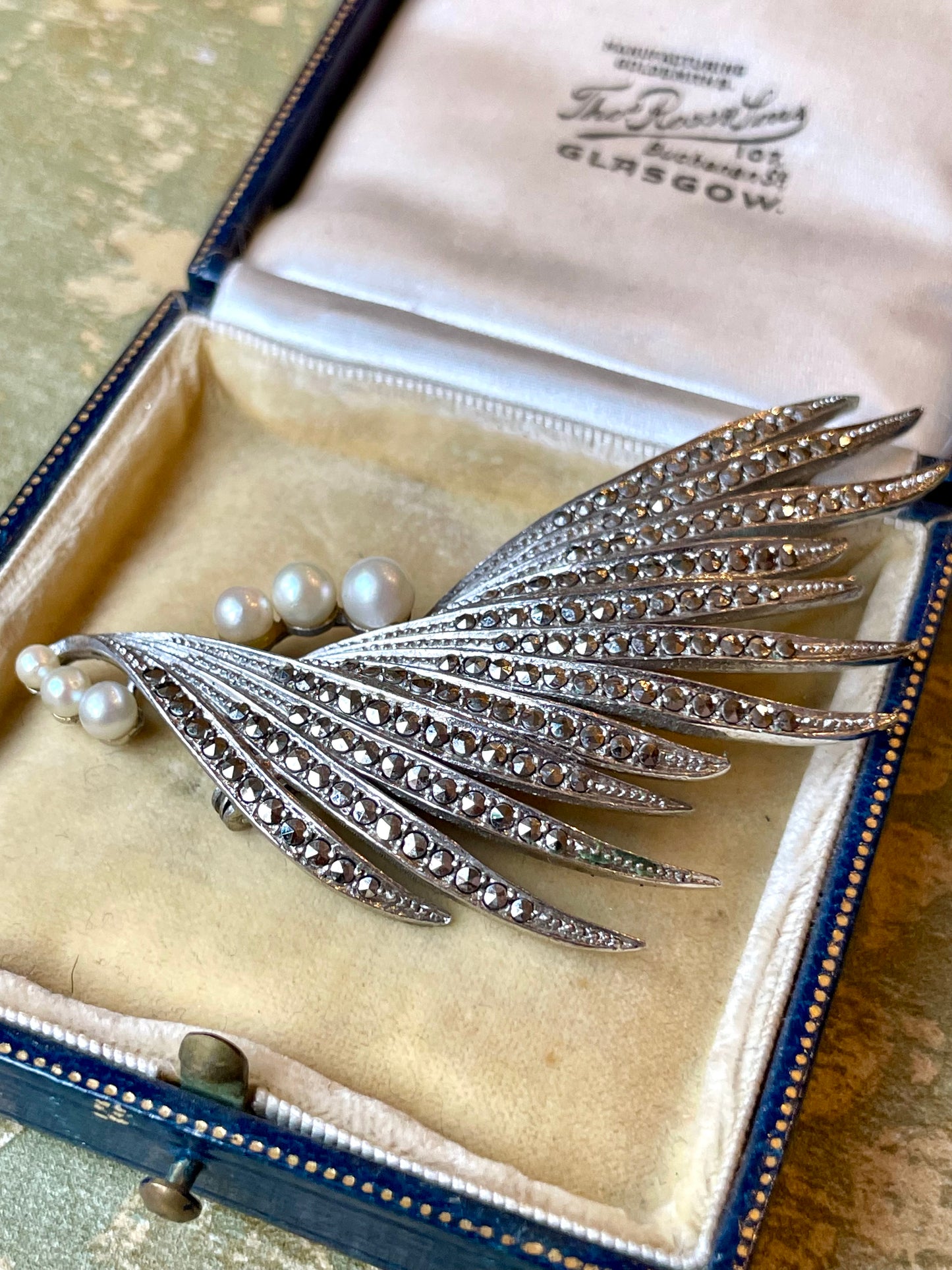 Meravigliosa spilla Piuma in argento, marcassite e perle, anni ‘30/40