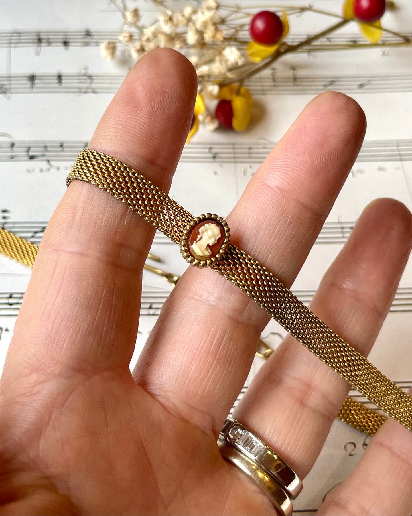 Choker dorato con piccolo cammeo, anni ‘50