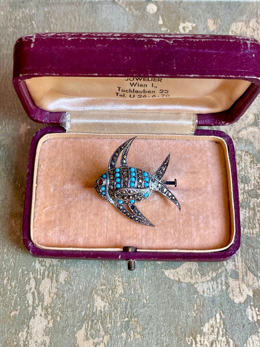 Rara spilla a forma di pesce in argento, marcassite e turchesi, anni ‘40