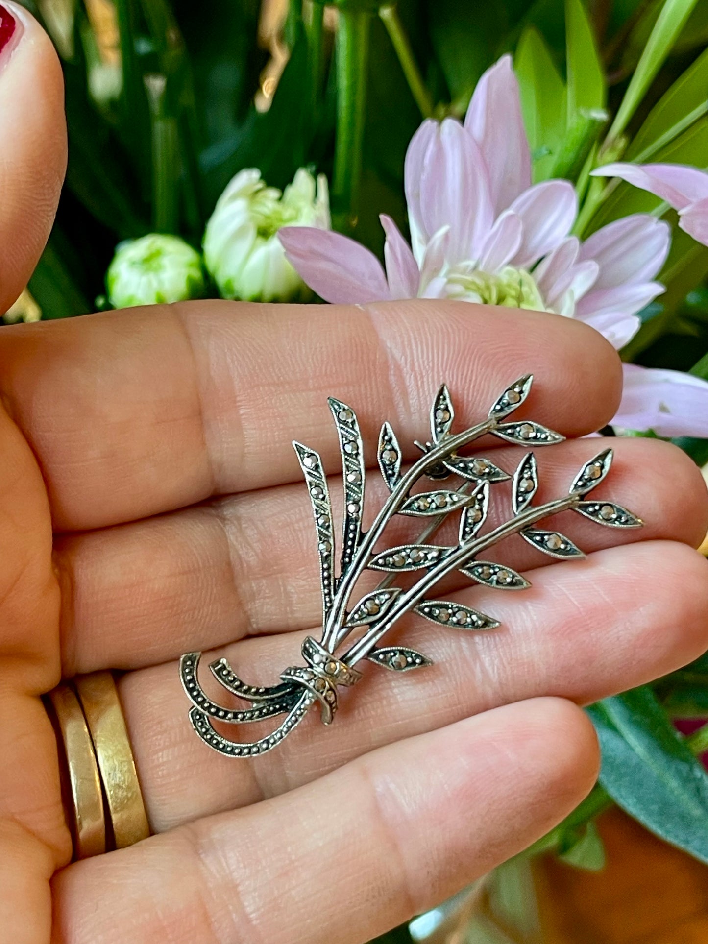 Elegante spilla in argento e marcassite, anni ‘40