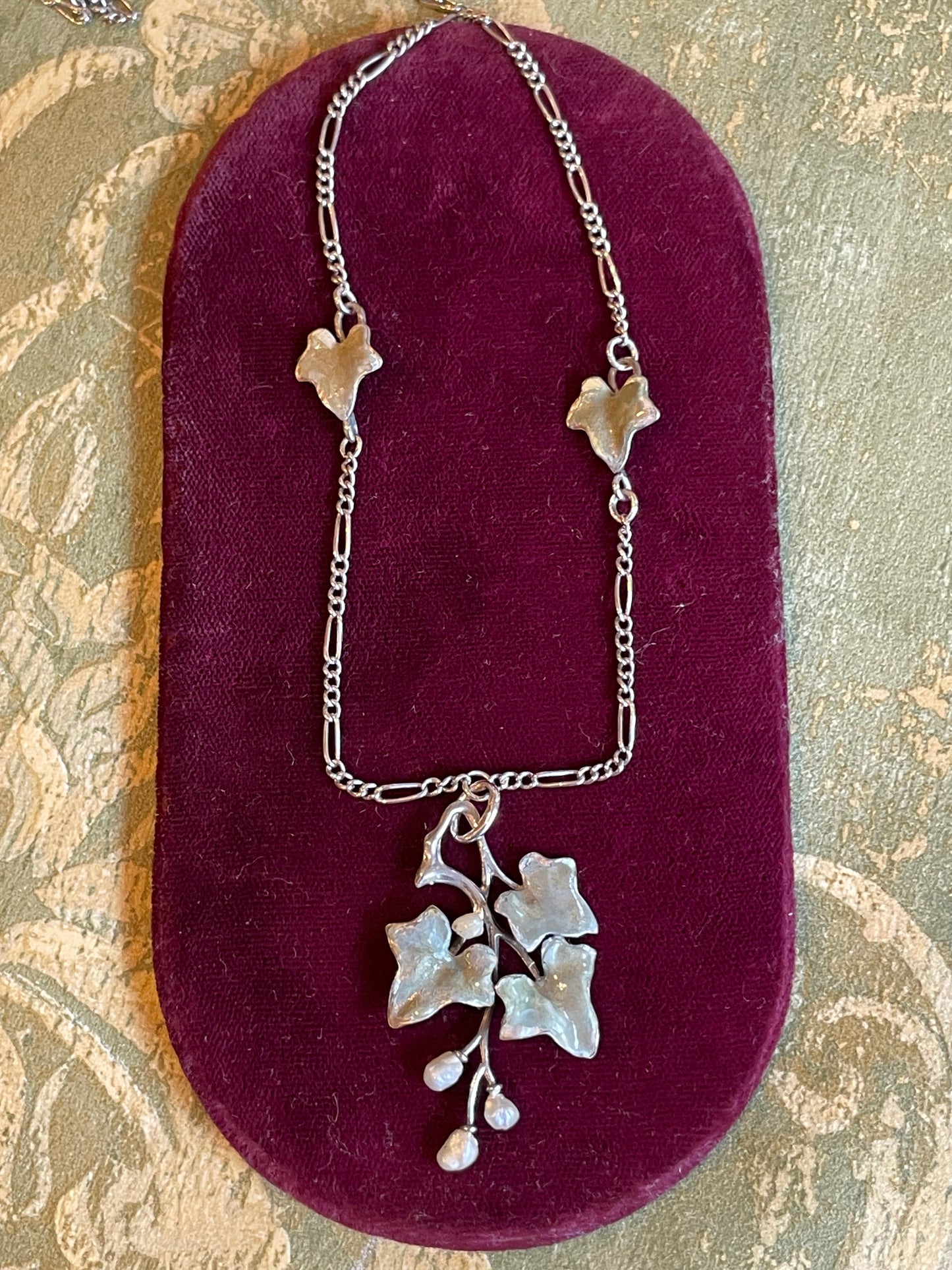 Romantica collana in argento e foglie d’edera in smalto e perle, Art Nouveau