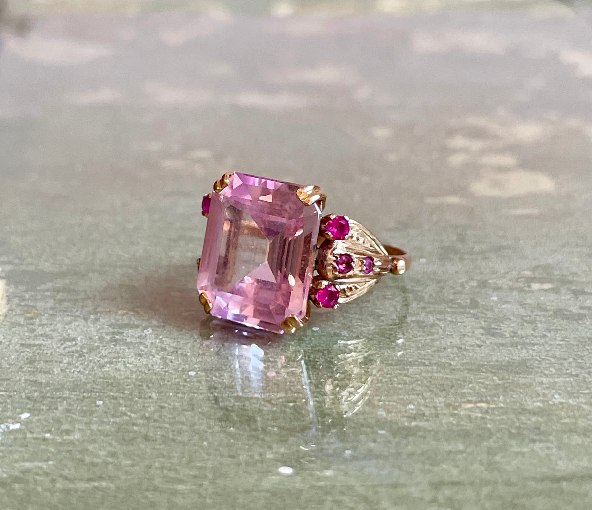 Incantevole cocktail ring in oro rosa con rosa di Francia e rubini, anni ‘40/50