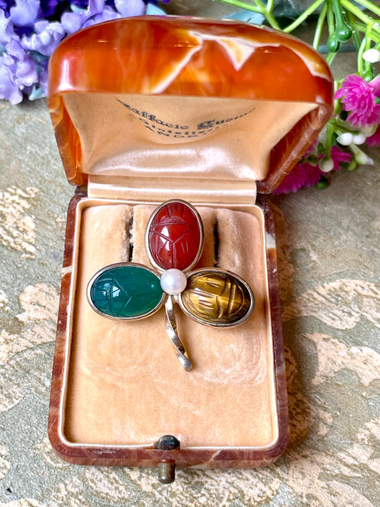 Spilla trifoglio Retour d’Egypte con scarabei in pietra dura