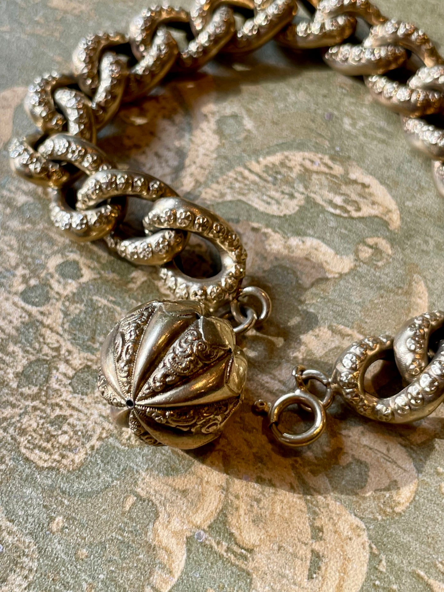 Eccezionale bracciale gourmette con charms, anni ‘40/50