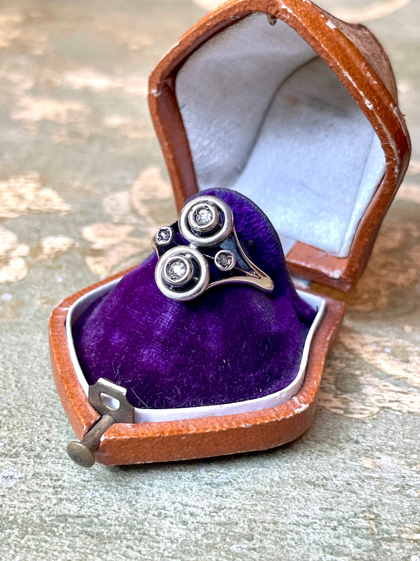 Incantevole anello Turbillon con diamanti, 1910/20