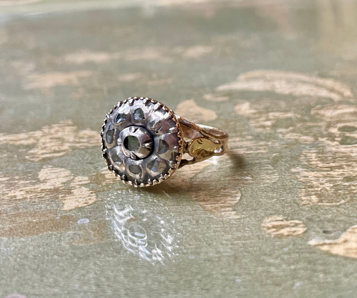 Anello cluster ring in oro giallo, argento e rosette di diamanti, epoca georgiana