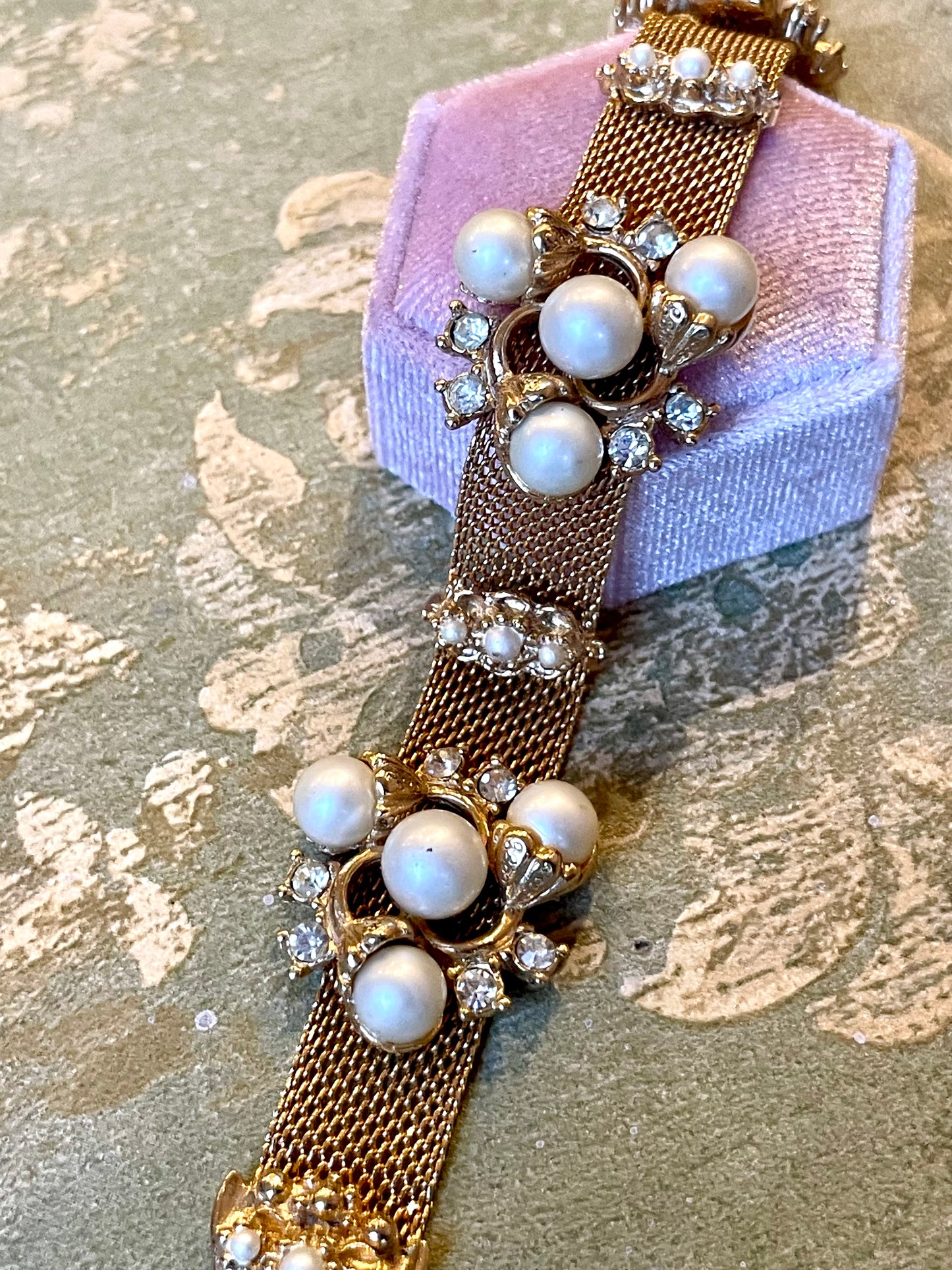 Luminoso bracciale a maglia piatta traforata, anni ‘50