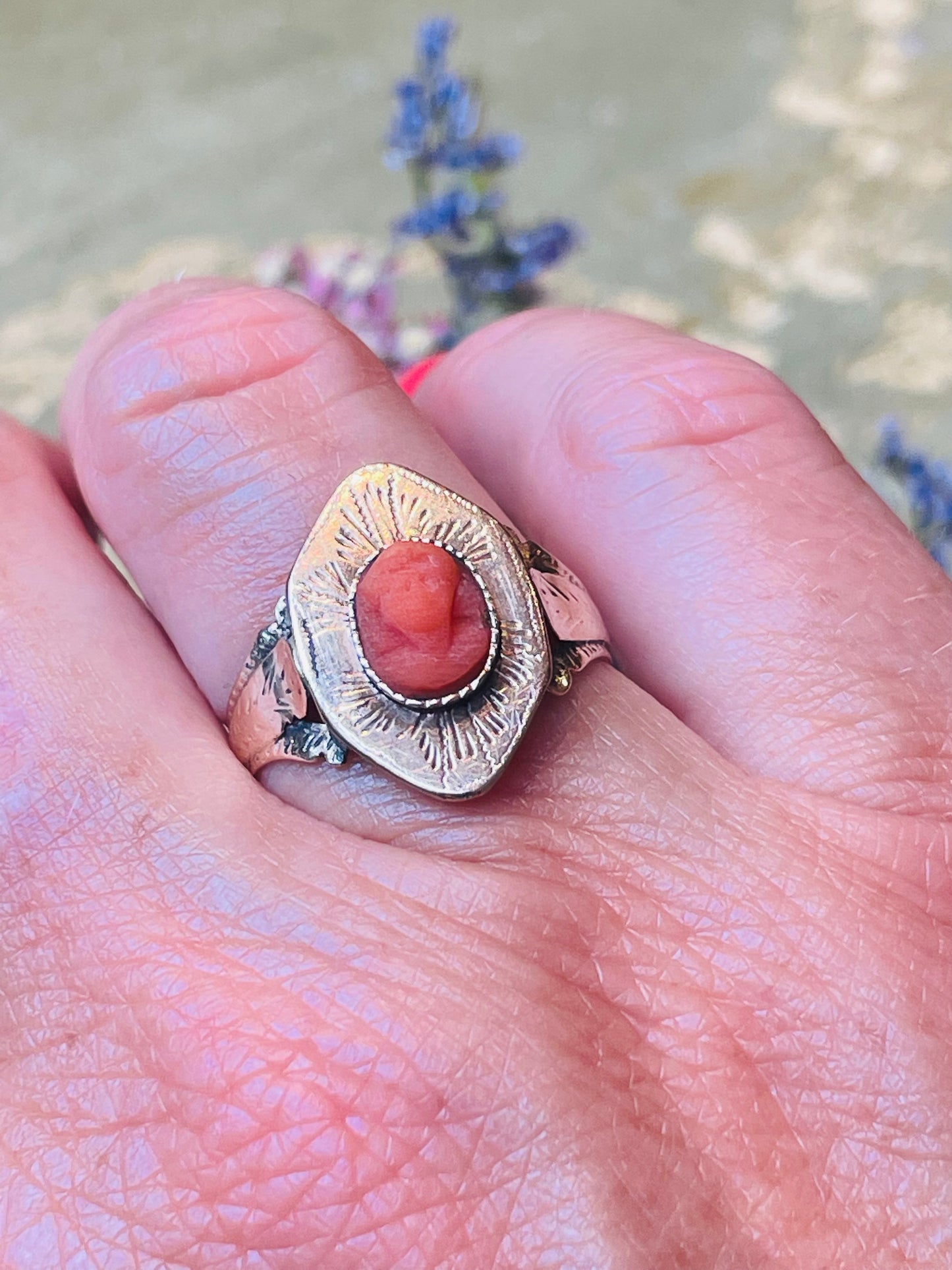 Anello con cammeo in corallo naturale, epoca vittoriana