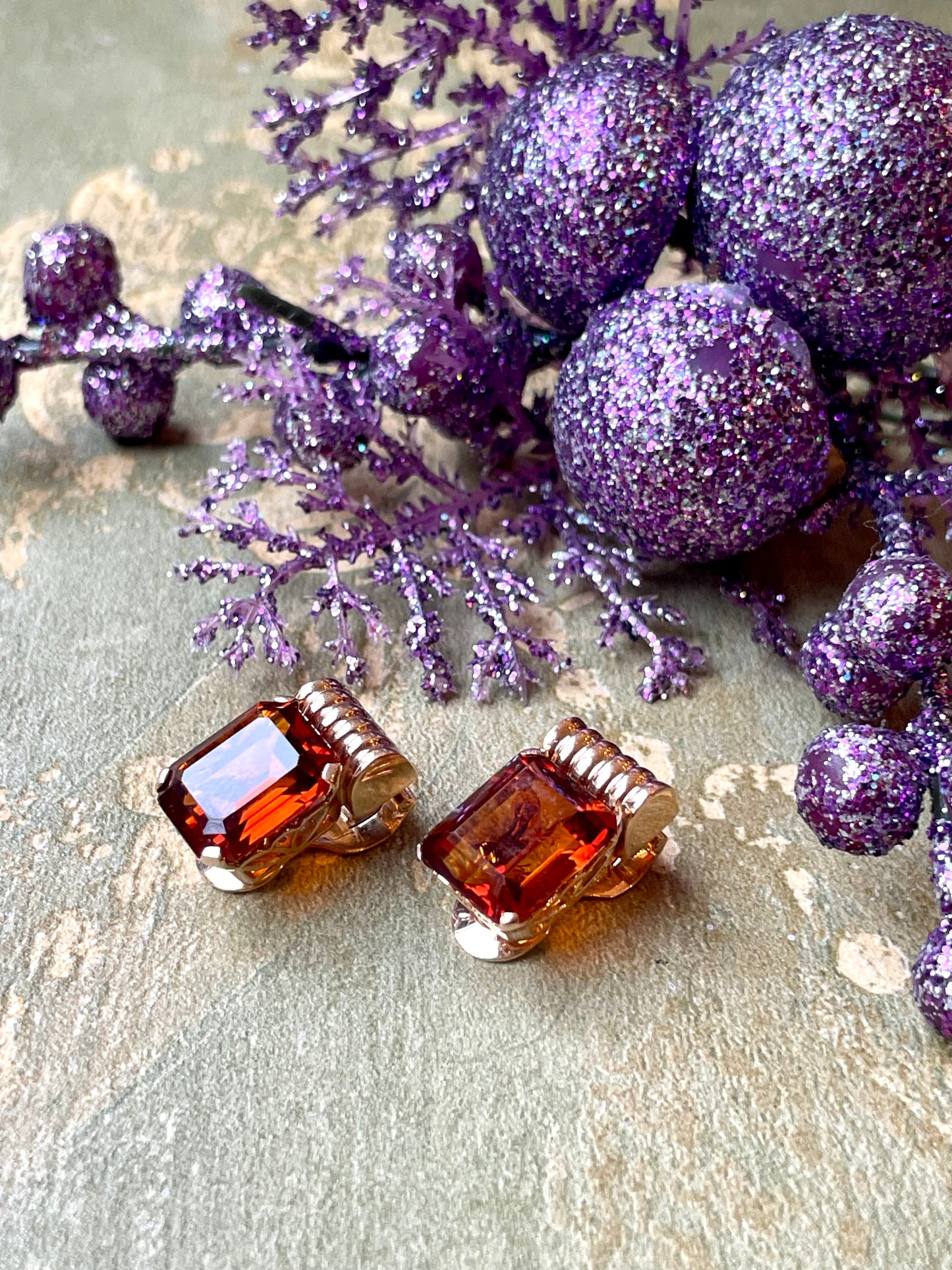 Squisiti orecchini con topazi carre’, anni ‘40