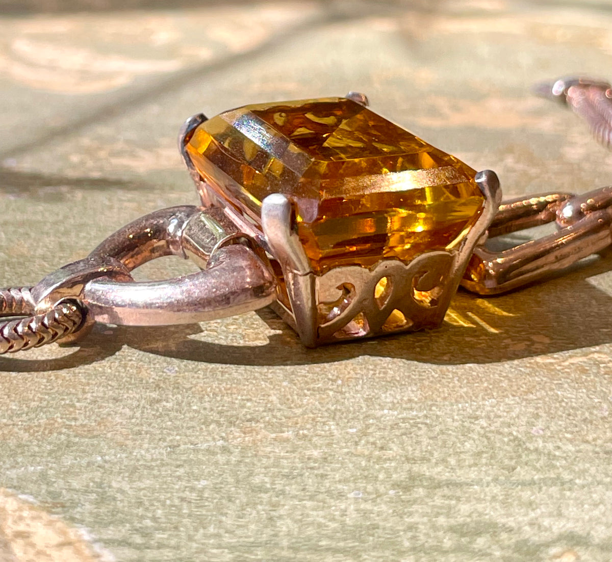Affascinante bracciale placcato oro rosa e cristallo citrino, anni ‘40