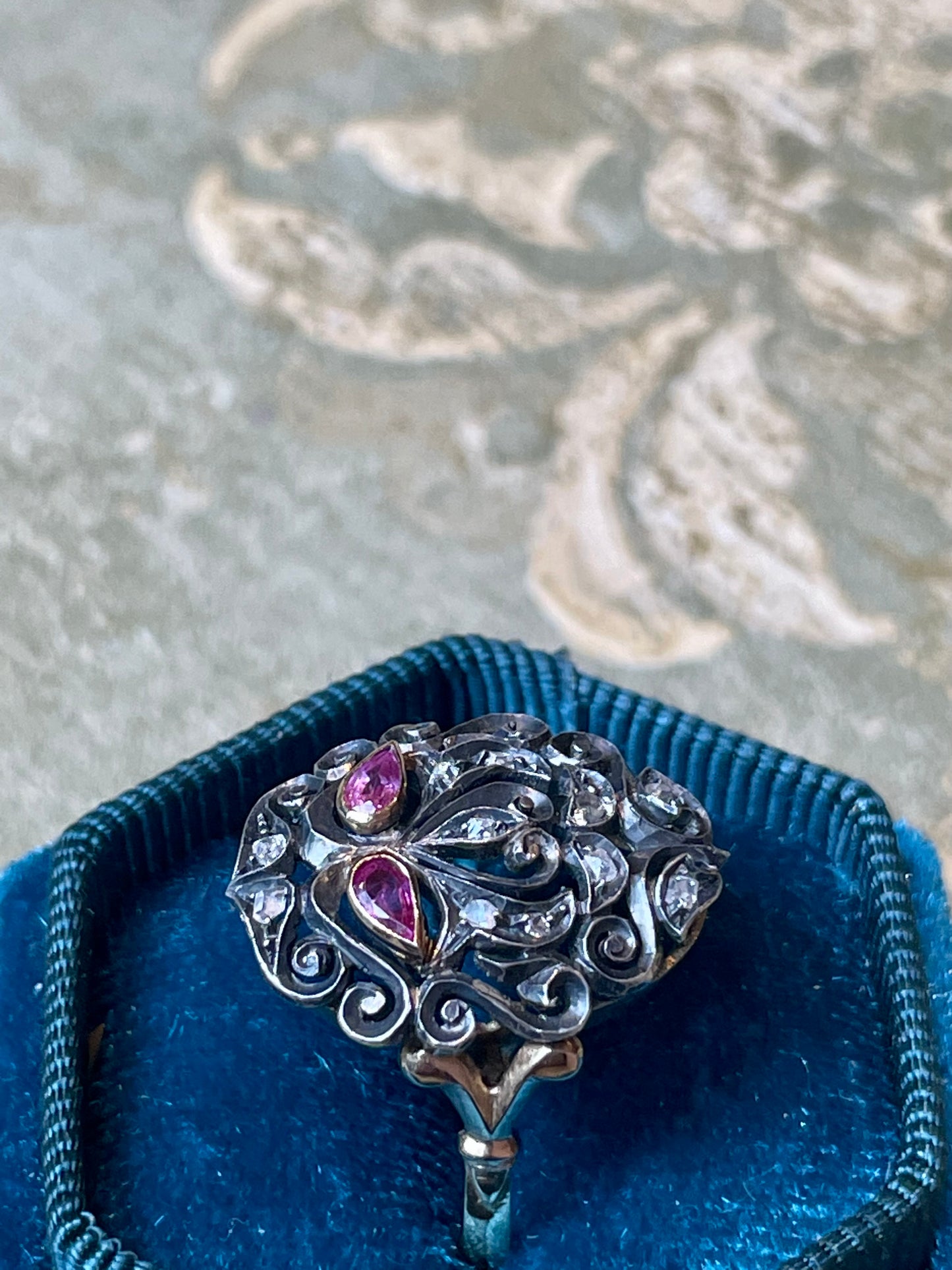 Elegante anello in argento e oro con rosette di diamante e rubini, Art Nouveau