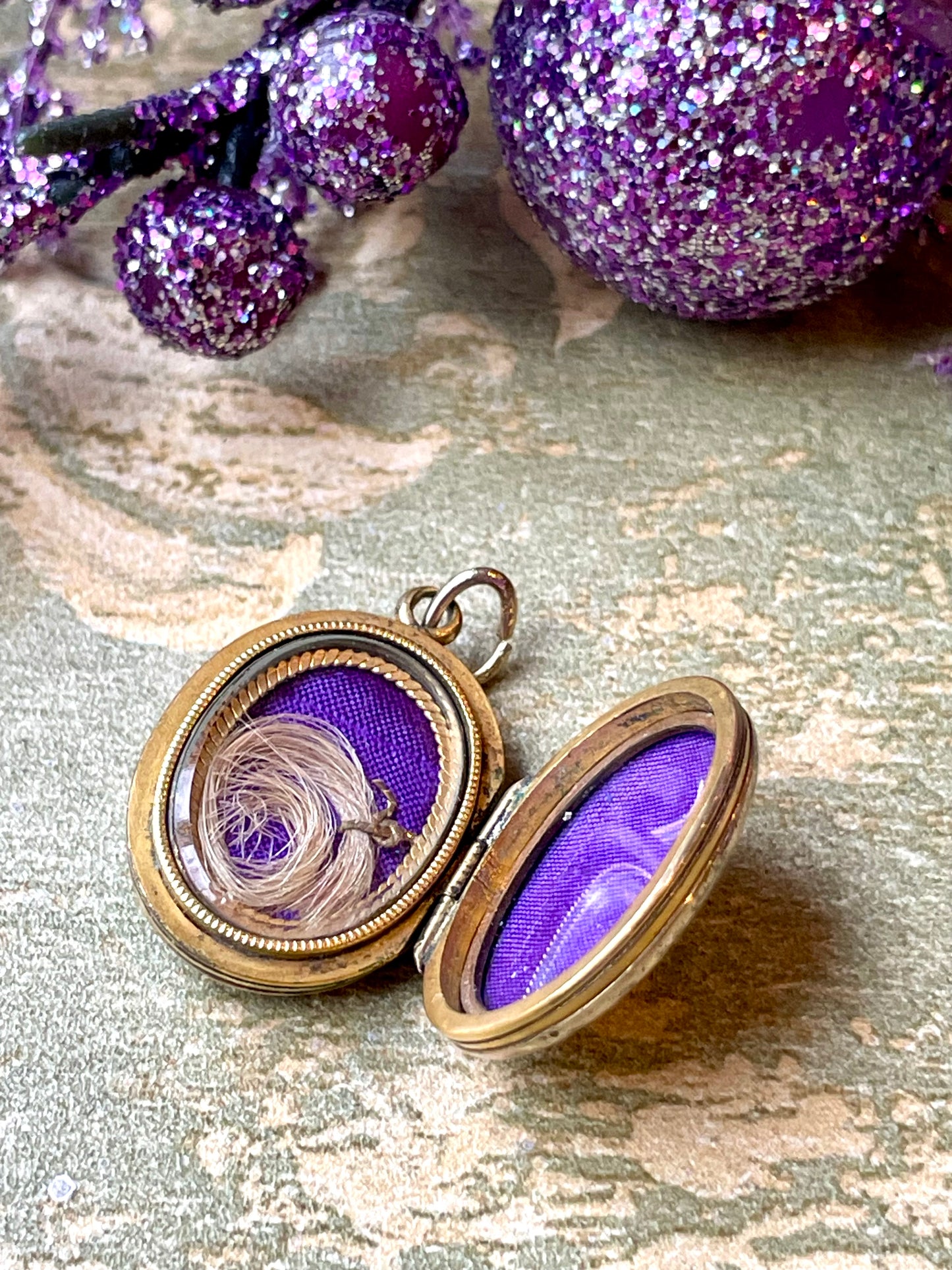 Locket vittoria in oro, smalto e perle