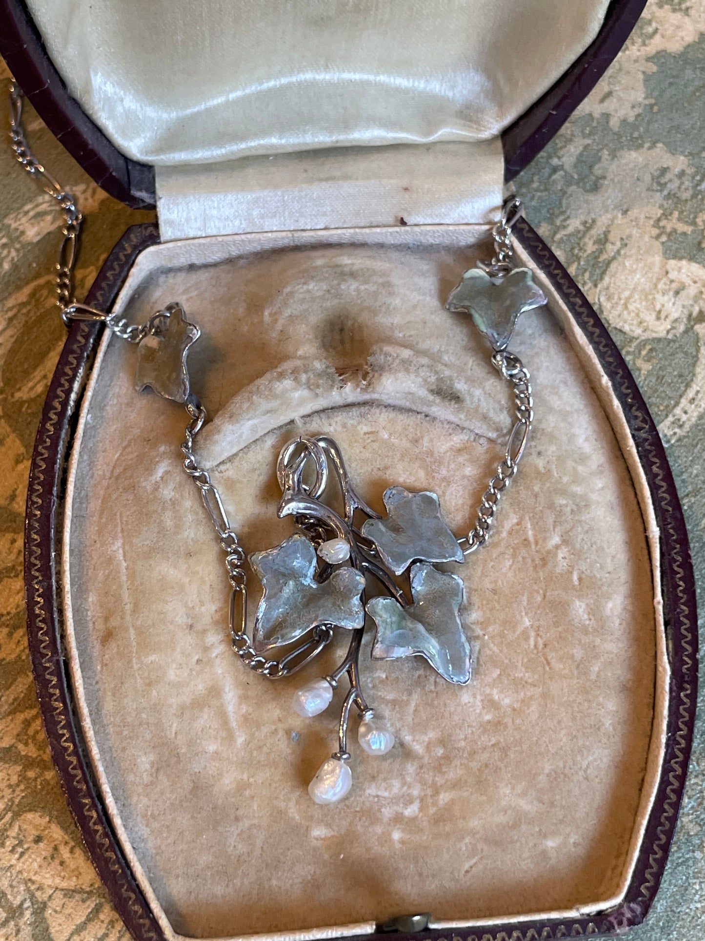 Romantica collana in argento e foglie d’edera in smalto e perle, Art Nouveau