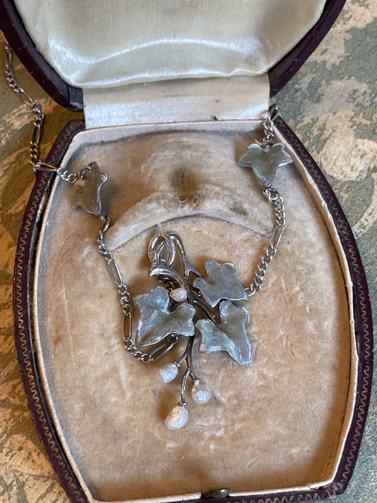 Romantica collana in argento e foglie d’edera in smalto e perle, Art Nouveau