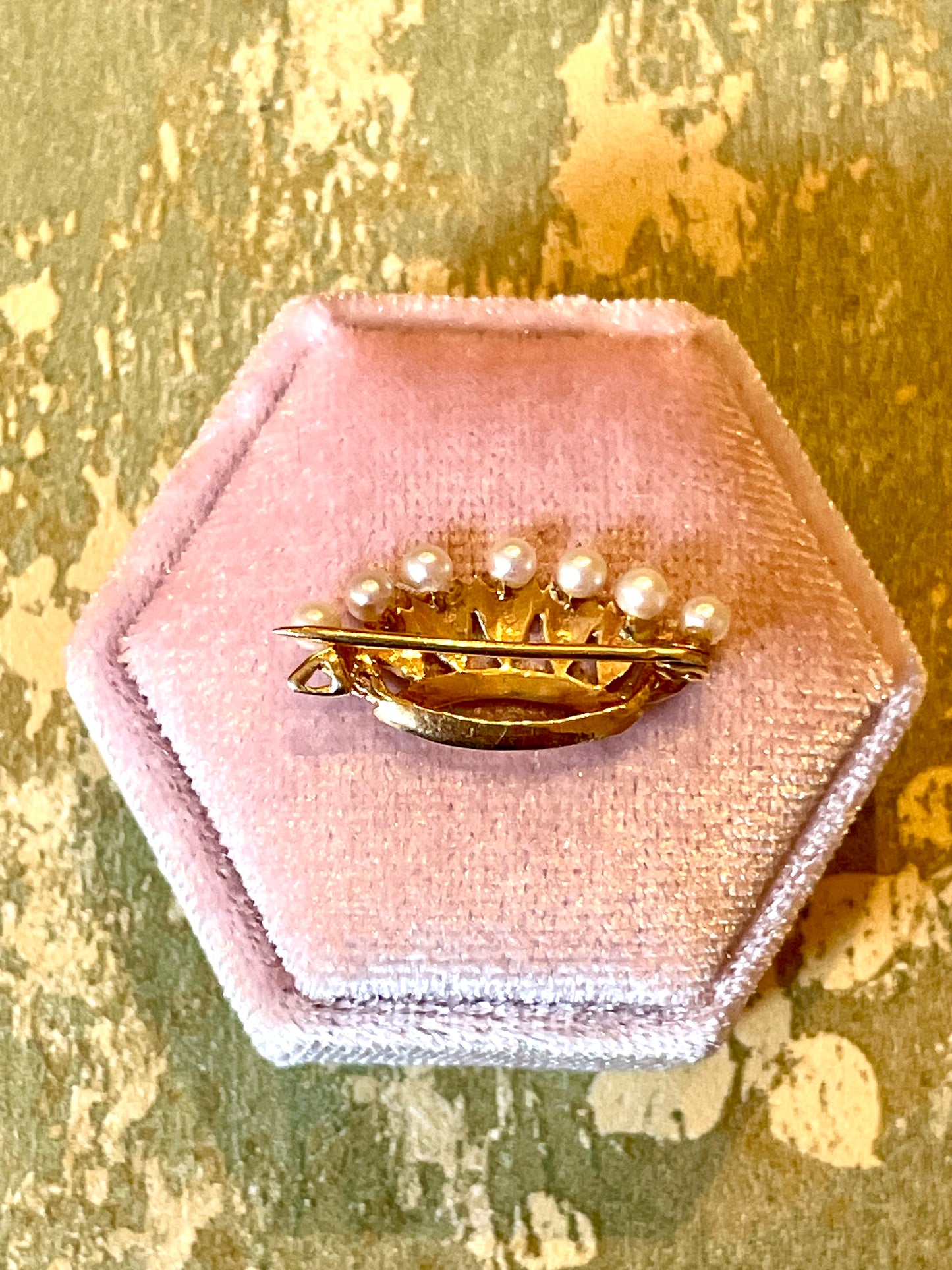 Spilla Corona con smalti e perle, anni ‘50