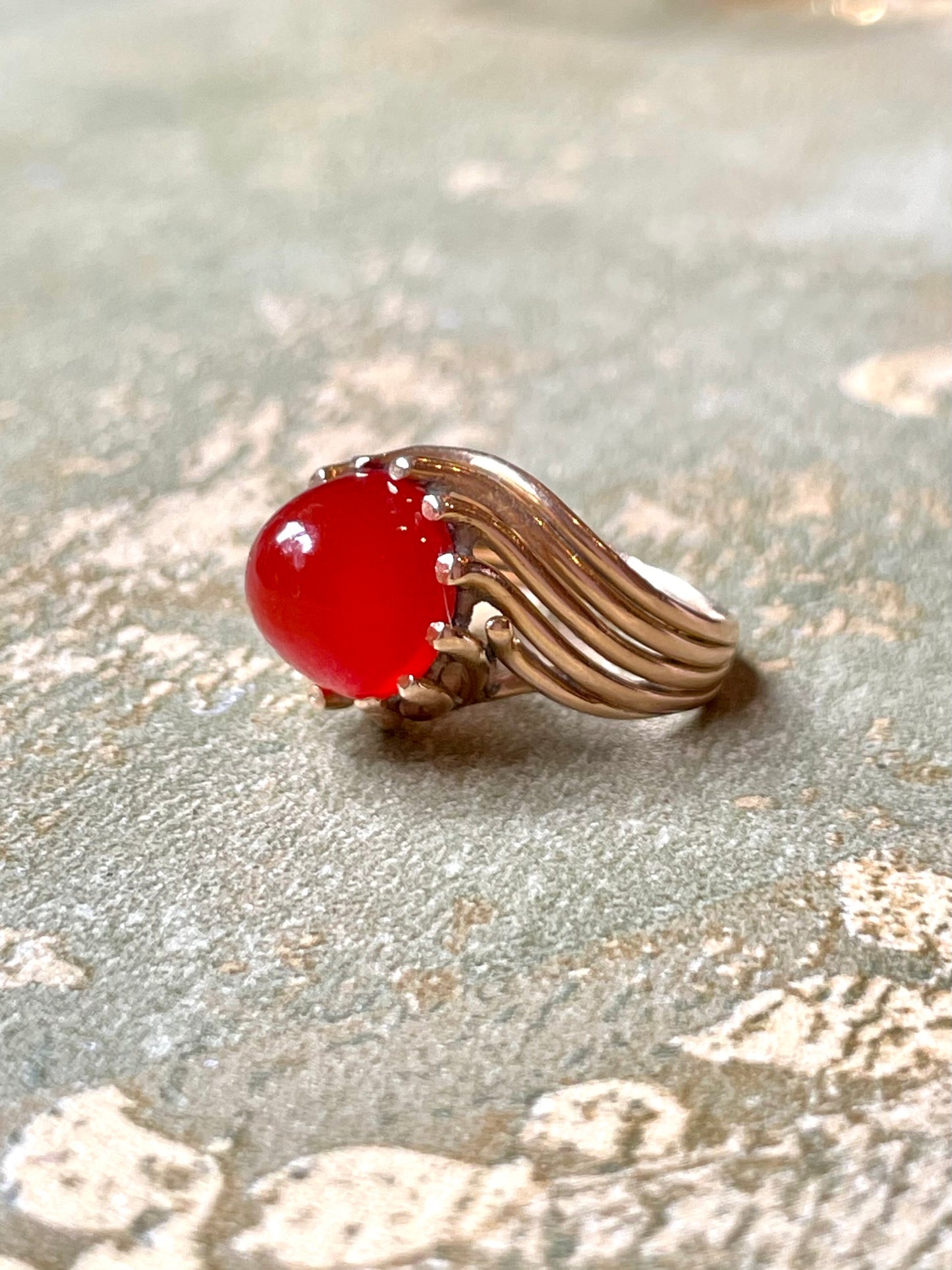 Intramontabile anello con corniola cabochon, anni ‘50