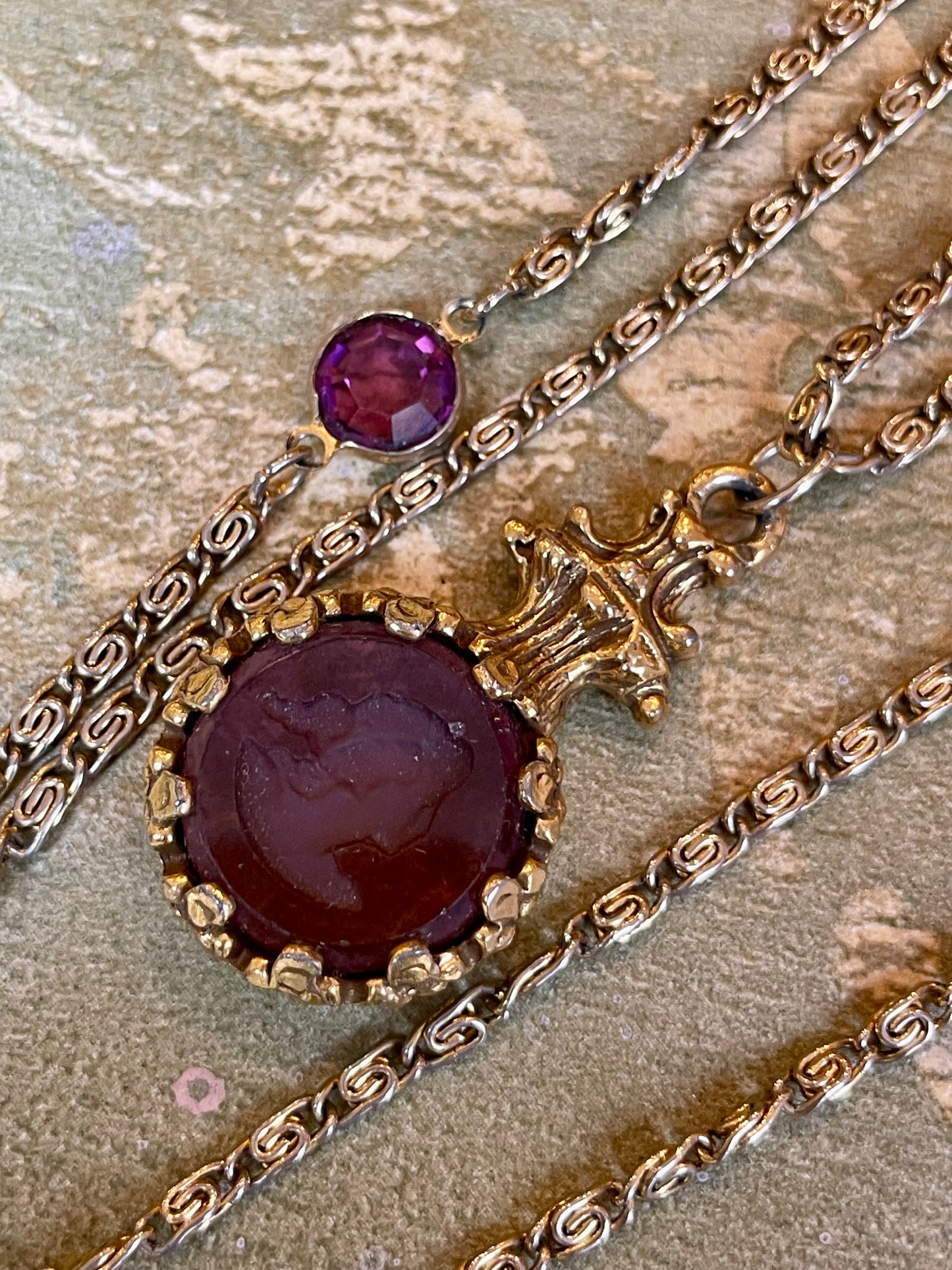 Collana a tre fili con cammeo in pasta di vetro, firmata Goldette anni ‘50/50