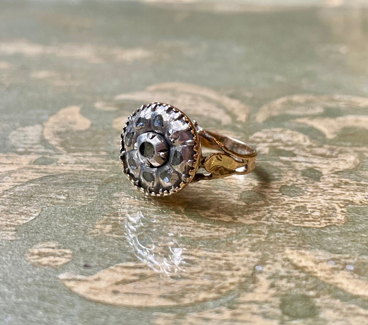 Anello cluster ring in oro giallo, argento e rosette di diamanti, epoca georgiana