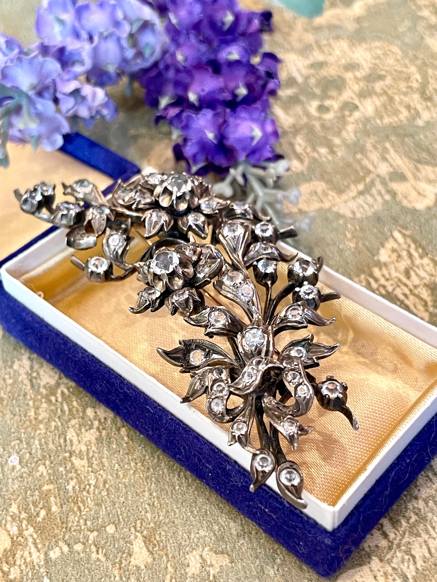 Spilla dolce romanticismo con bouquet di fiori, 1900/1910