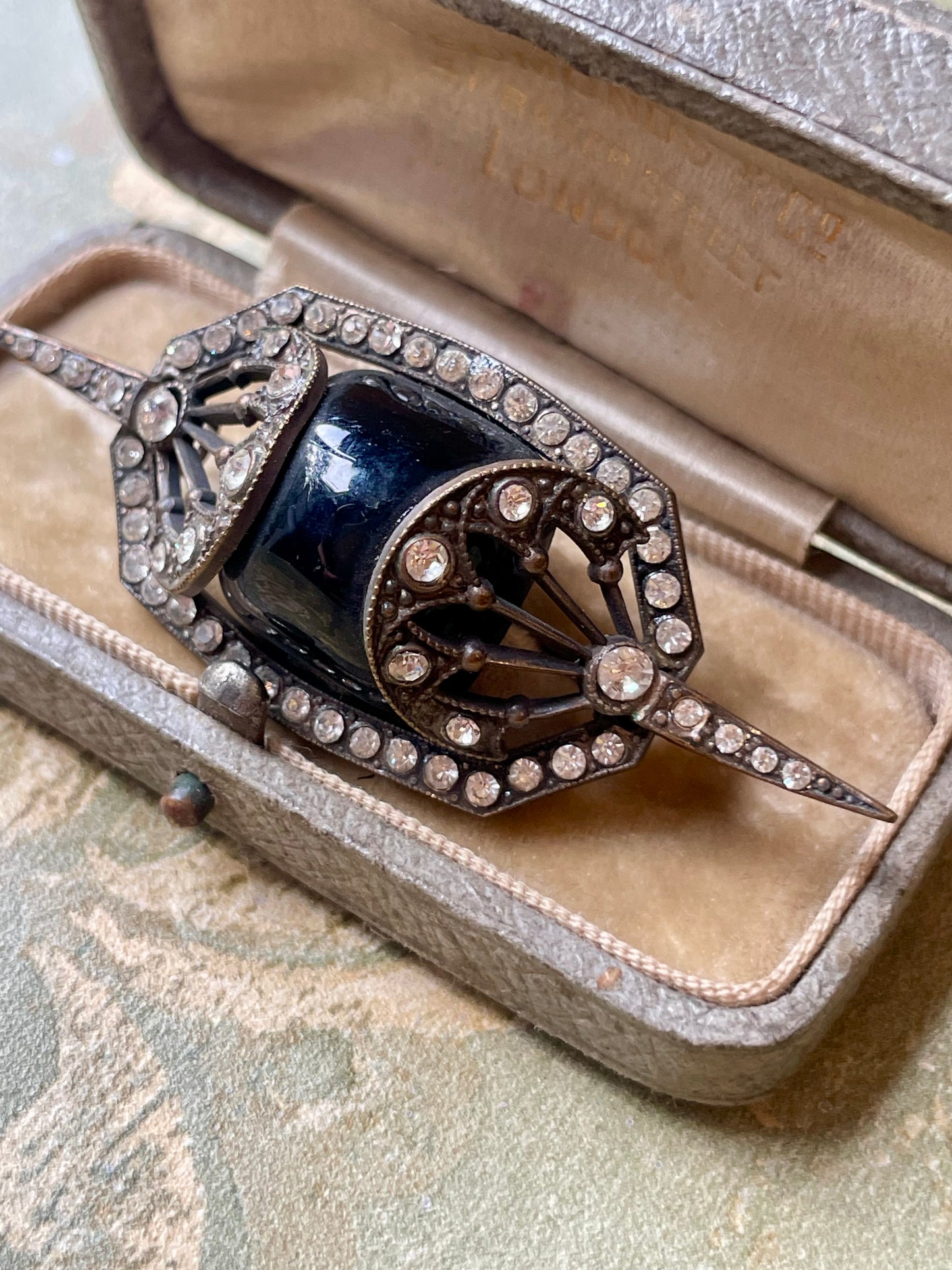 Elegante spilla in pasta di vetro e strass, Art Deco