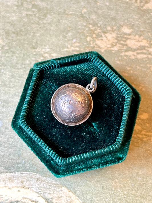 Pendente in argento con globo terrestre, anni ‘50