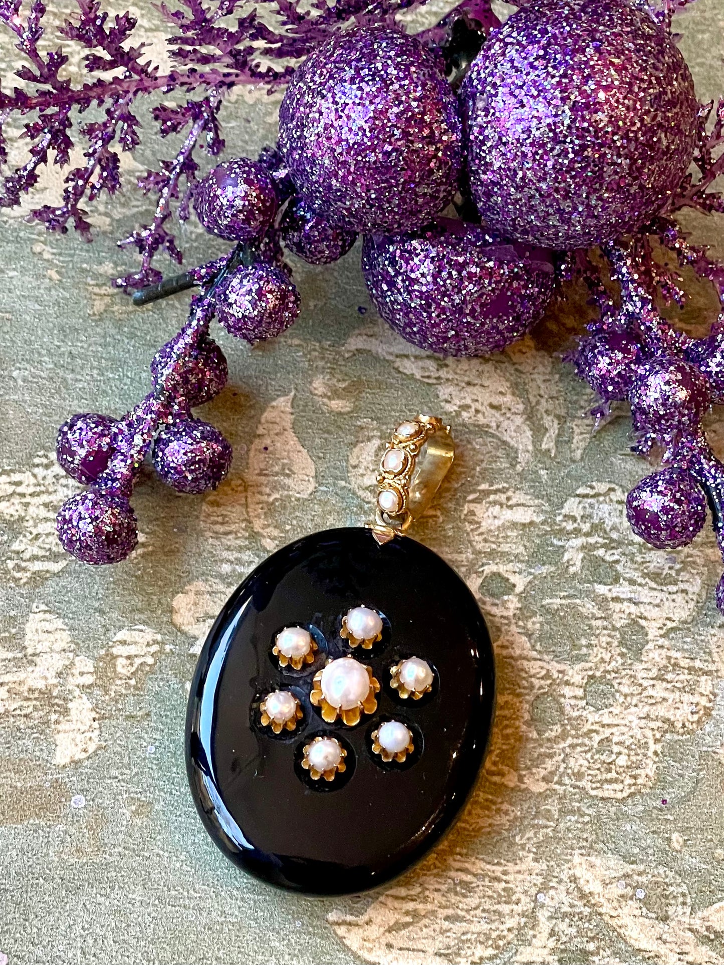 Romantico locket vittoriano in onice e perle