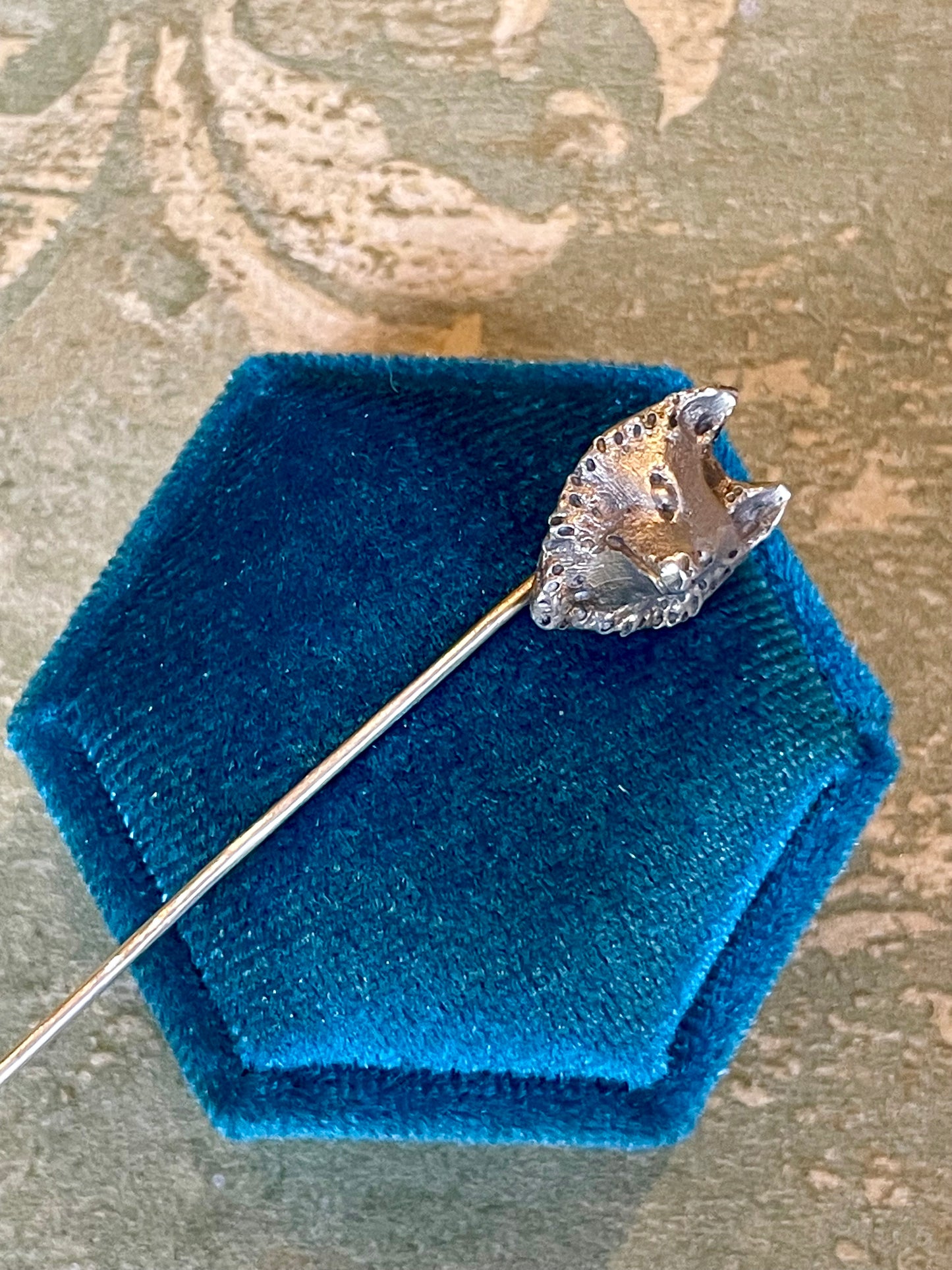 Spilla da cravatta in argento con piccola volpe, fine Ottocento, inizio Novecento