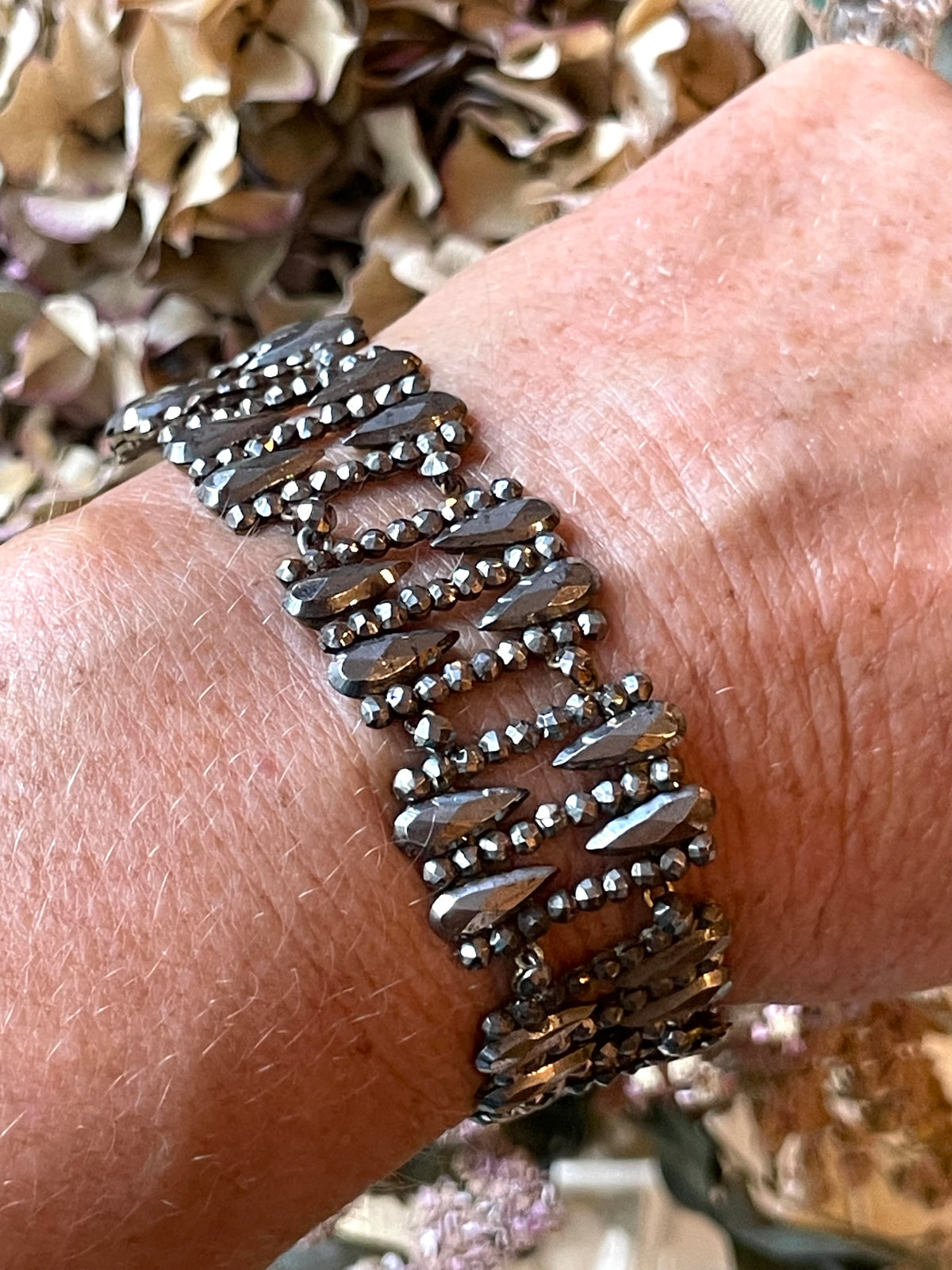 Elegante bracciale in cut steel, prima metà del XIX secolo
