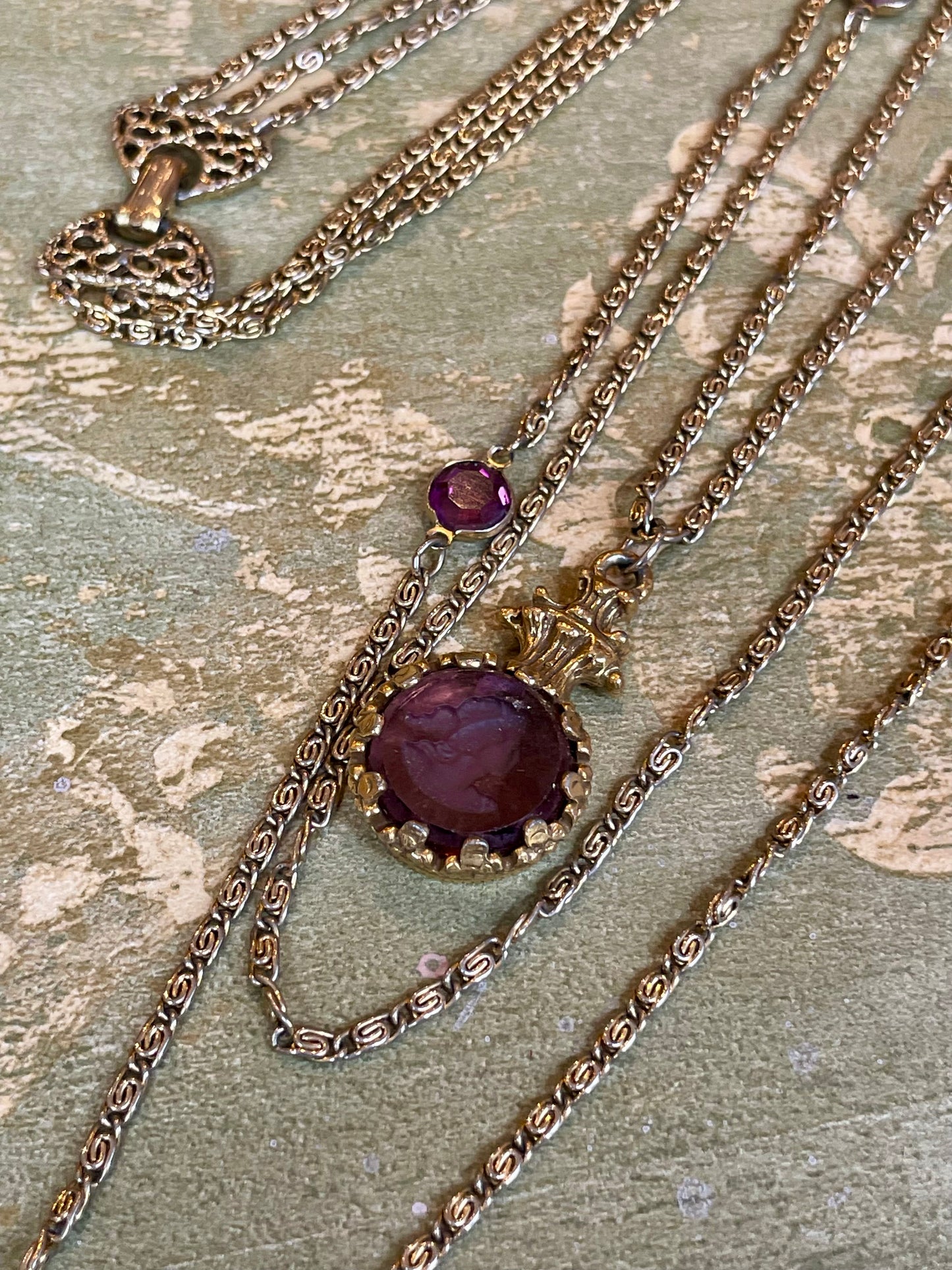 Collana a tre fili con cammeo in pasta di vetro, firmata Goldette anni ‘50/50