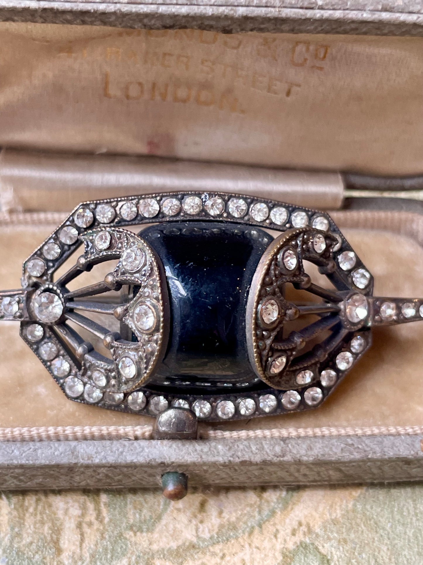 Elegante spilla in pasta di vetro e strass, Art Deco