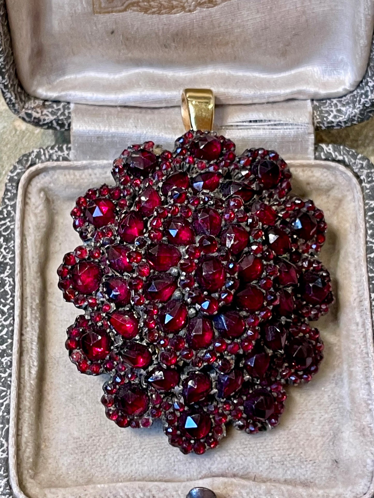 Straordinario pendente locket in granati a mora e  vermeil, epoca vittoriana
