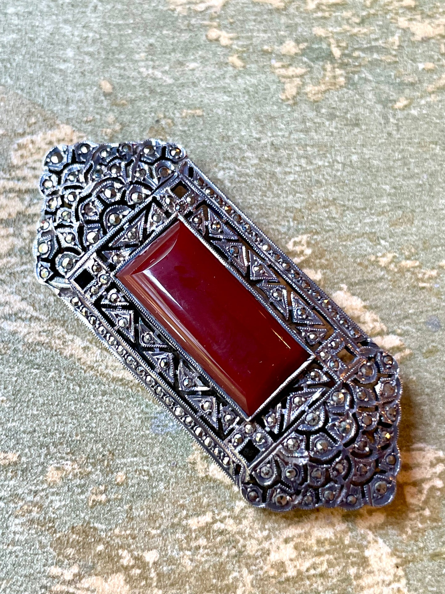 Raffinata spilla Art Deco in argento, marcassite e corniola