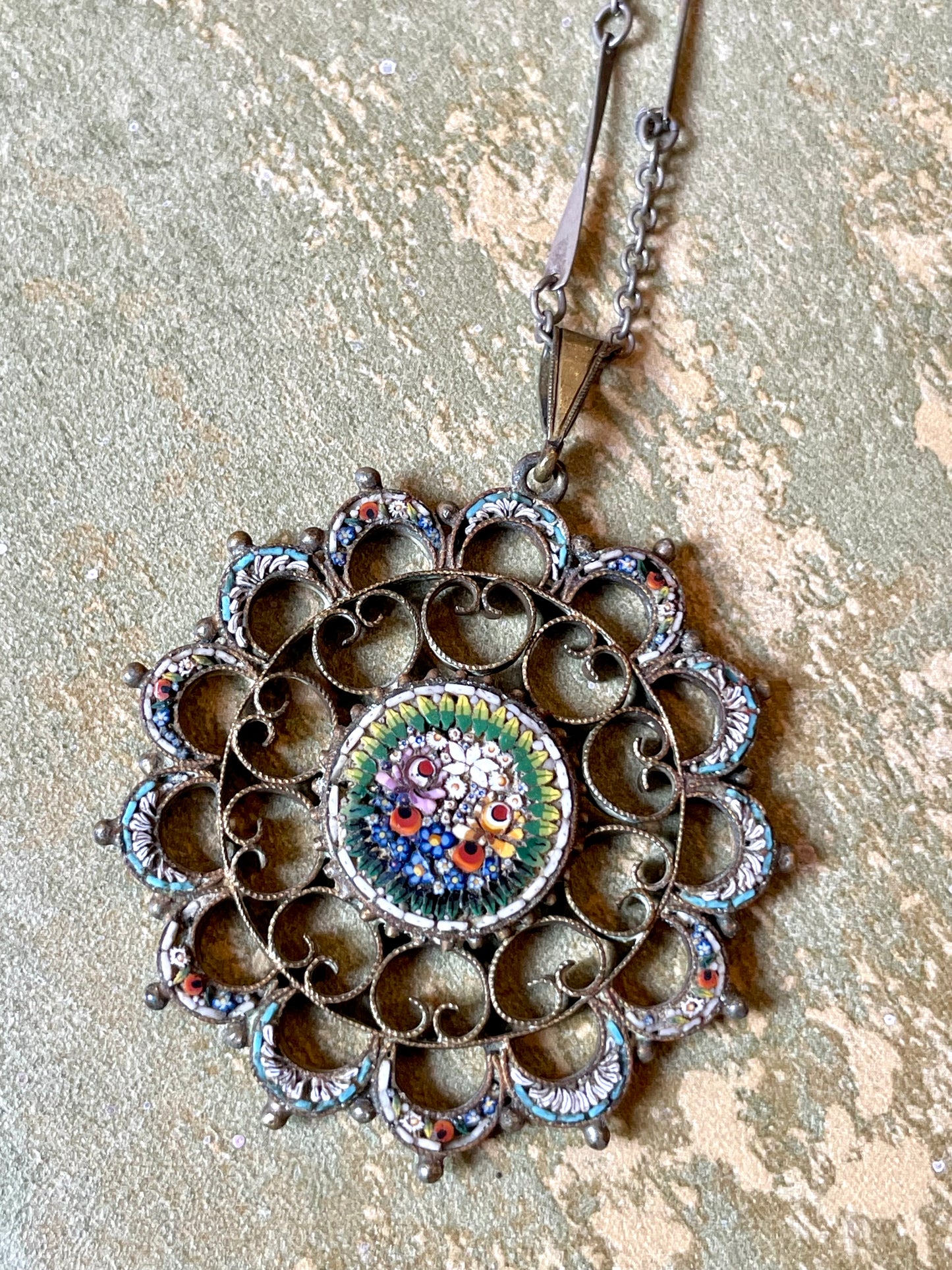 Raffinato pendente con micromosaico veneziano a tema floreale, 1910/20