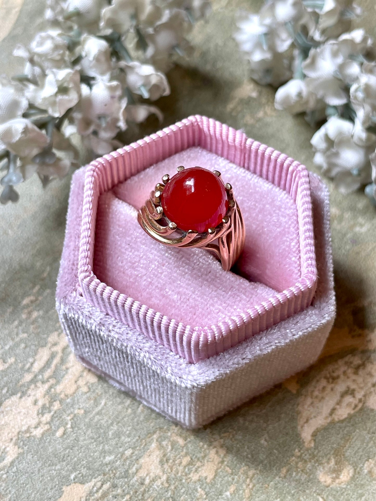 Intramontabile anello con corniola cabochon, anni ‘50