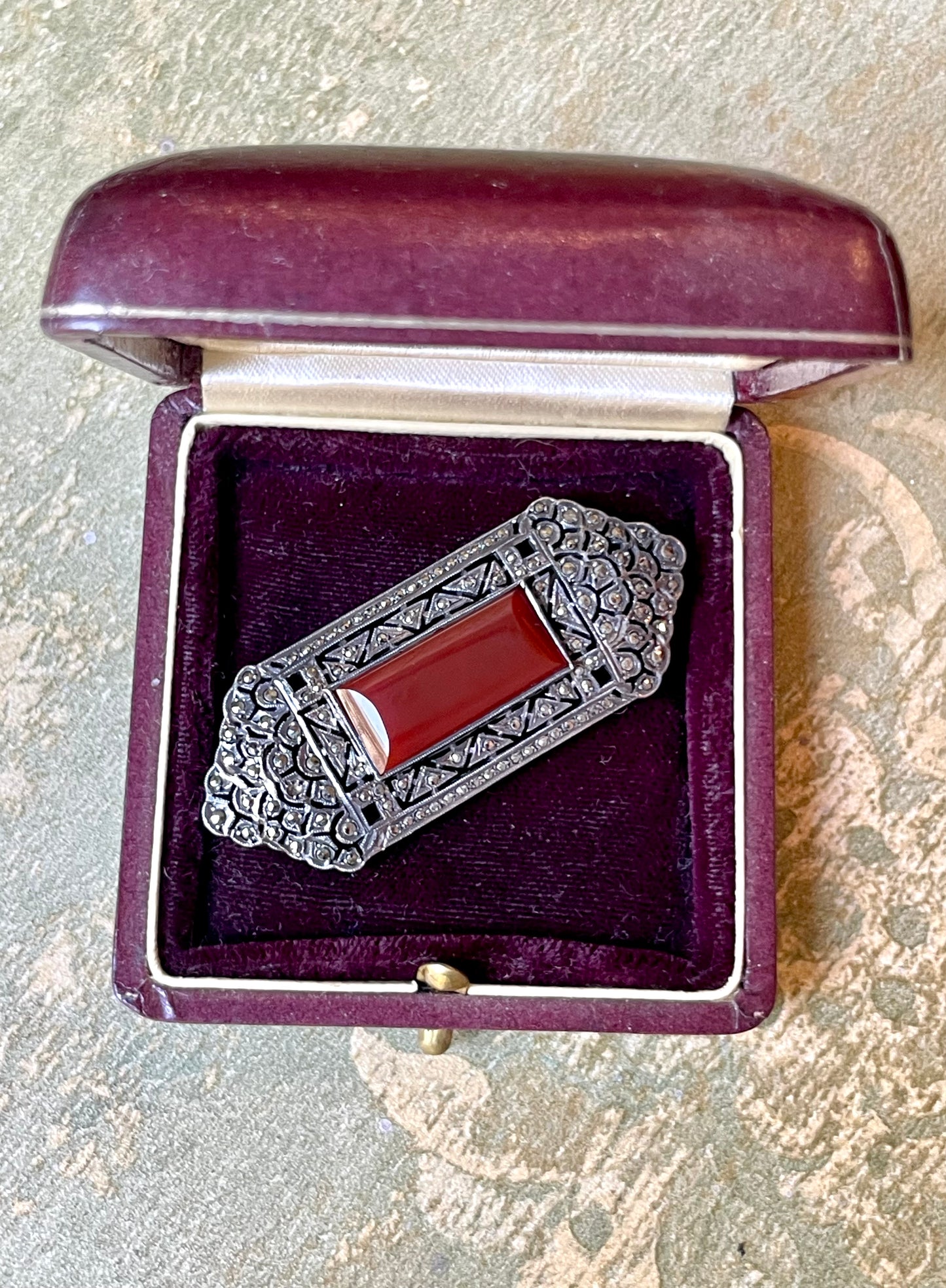 Raffinata spilla Art Deco in argento, marcassite e corniola