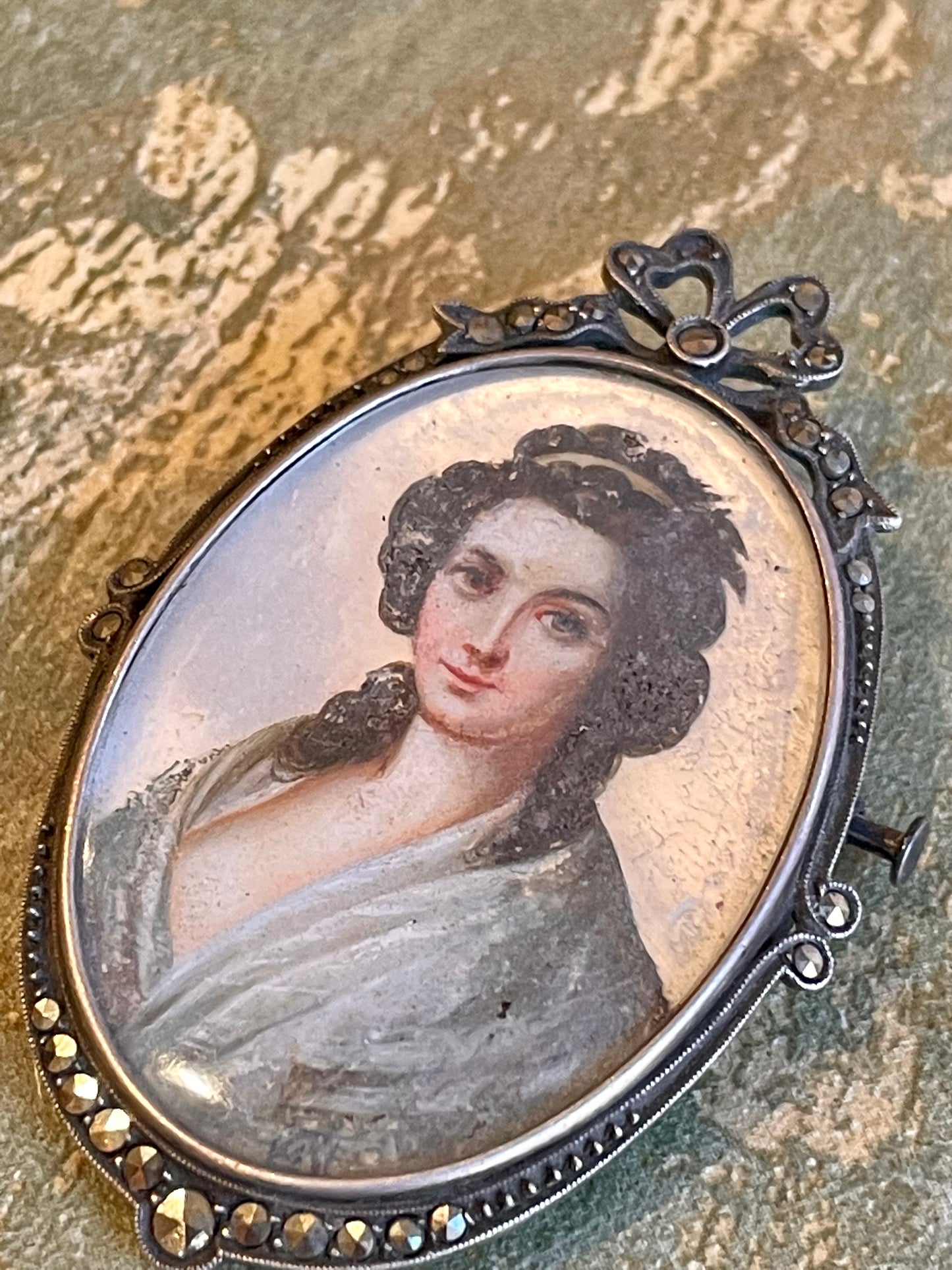 Romantica spilla in argento e marcassite con ritratto di nobildonna, 1910/20