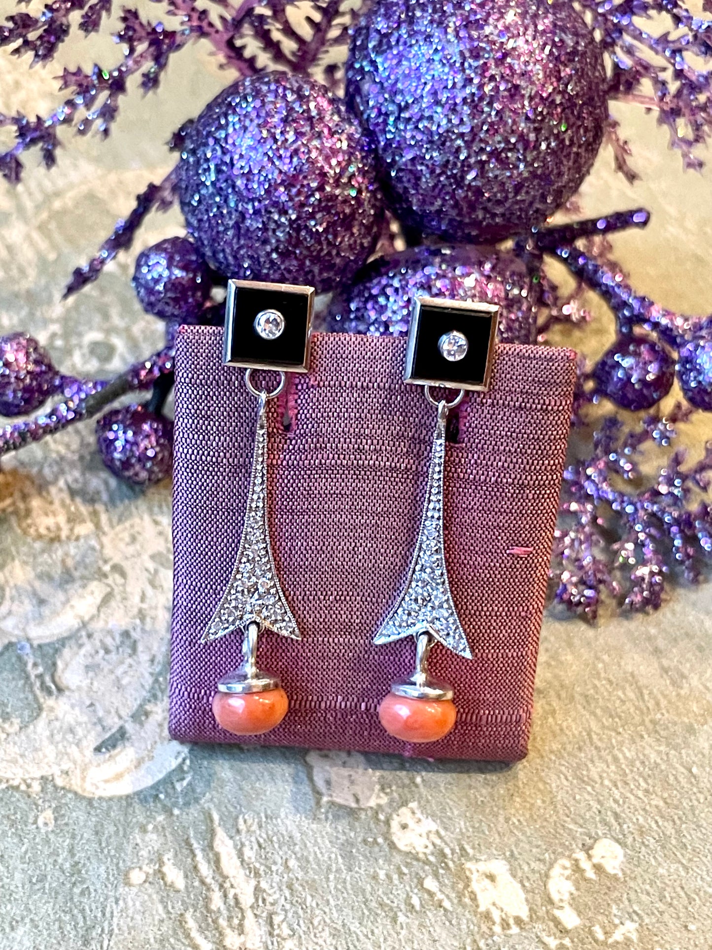 Superbi orecchini Art Deco con diamanti, corallo e smalto nero